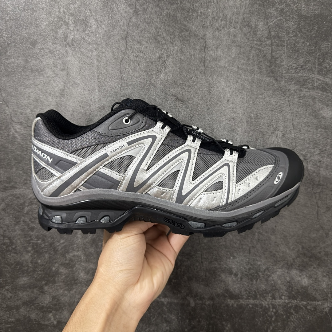 【绿x升级版】Salomon XT-QUEST ADV 萨洛蒙情侣款户外机能鞋 491716 全新绿x升级版 品质大改进 ‼️ 全鞋改进为原厂一致材料打造 全新修长鞋型 相对老版臃肿鞋型 此版的版型更正 全新玻璃冲刀 清洁度提升 同步原版左右鞋带孔的间距加大（之前老版间距太小） 网面与鞋头材料校对一致无色差（老版网面有色差） 鞋后跟反口V字定型同步zp（老版臃肿为U字后跟反口） 鞋舌两侧鞋帮脚踝处更加直挺（之前老版往中间踏） 鞋盒黑盒改正为原版牛皮纸鞋盒 鞋头处添加☯️太极标 所有细节多次修改校正 坚持同步原版无差别 毋庸置疑全市场最好的版本💪🏻终端优势供应 尺码：36-46-选品中心