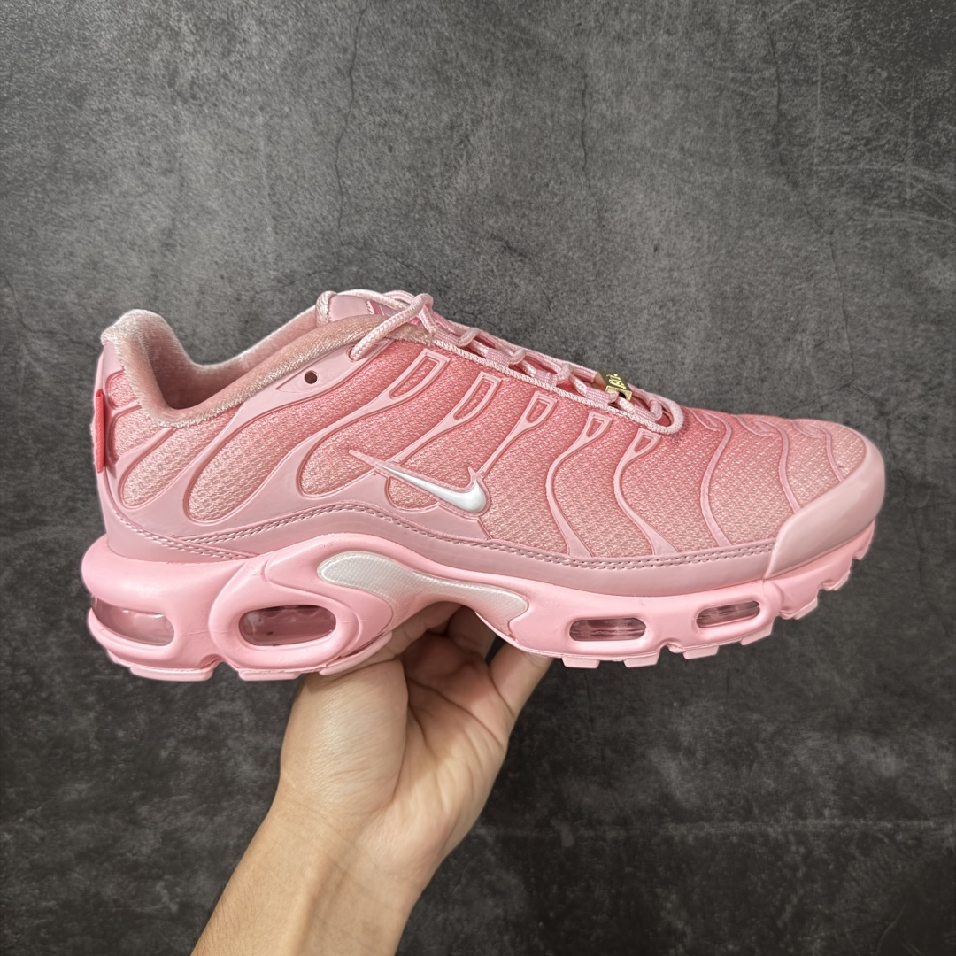 【Max纯原版】Nike Air Max Plus TN气垫系列跑鞋 全新一比一高端版本 真正的市场T1品质 更多配色陆续出货 真正的用心研发 一点一点抠出来的 品质 品控细节 随便闭眼对比市场任何版本 全套原纸板楦头开发 完美呈现版型 工艺流程均与原鞋保持一致 Turned Air 中底缓震技术 鞋面弧度与大底弧度一致 鞋头正确TPU材质 鞋面高频TPU材质1.0厚度 原鞋一致层次感 超越公司货的品控标准 多道QC质检 货号：DH0155-600 尺码：36 36.5 37.5 38 38.5 39 40 40.5 41 42 42.5 43 44 44.5 45 46-选品中心