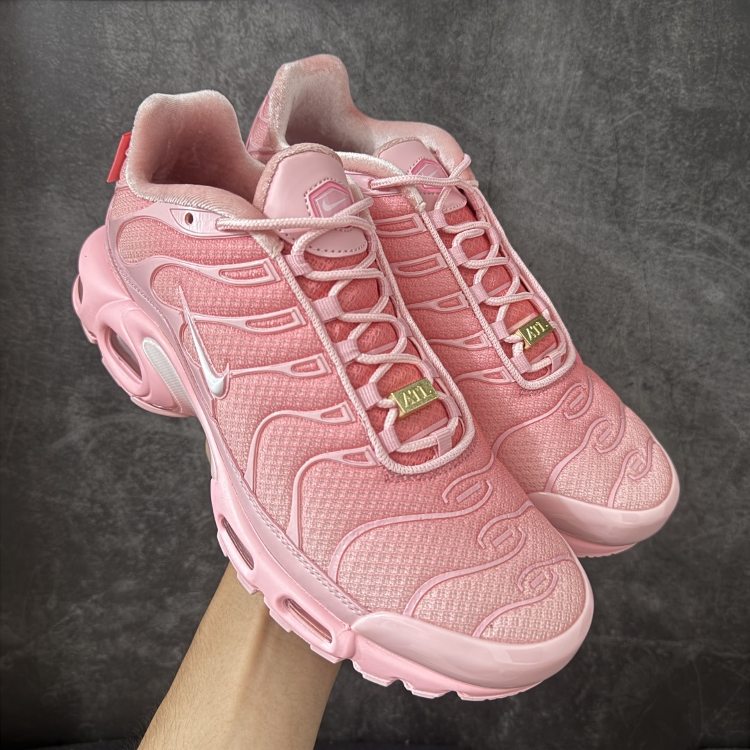 【Max纯原版】Nike Air Max Plus TN气垫系列跑鞋 全新一比一高端版本 真正的市场T1品质 更多配色陆续出货 真正的用心研发 一点一点抠出来的 品质 品控细节 随便闭眼对比市场任何版本 全套原纸板楦头开发 完美呈现版型 工艺流程均与原鞋保持一致 Turned Air 中底缓震技术 鞋面弧度与大底弧度一致 鞋头正确TPU材质 鞋面高频TPU材质1.0厚度 原鞋一致层次感 超越公司货的品控标准 多道QC质检 货号：DH0155-600 尺码：36 36.5 37.5 38 38.5 39 40 40.5 41 42 42.5 43 44 44.5 45 46-选品中心