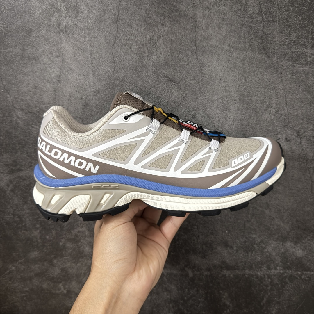 【纯原W1版本】Salomon XT-6 Goodbai 新配色灰蓝 477391 萨洛蒙复古潮流户外机能登山跑鞋 纯原外贸平台特供订单 耗时半年巨作 全套原纸板楦头开发 原厂特供网布配套加持 确保原汁原味 完美呈现版型 原档数据独家私模五层组合大底 原装Ortholite轻量化鞋垫 中底布带钢印编号 原厂TPU锁扣 进口港宝加持 后跟自然饱满 还原公司包裹性 鞋面以“锯齿”状的包裹系统呈现 在基色底之下加入了各种色点缀 将公司的最新技术和时尚前卫的造型融入耐用的长跑款式中 鞋面由 TPU 薄膜制成 并焊接在高耐磨网眼上 使其既时尚又坚固 由 ACS底盘支撑 可增强稳定性和支撑力 以及由橡胶凸耳 Contragrip外底覆盖的 EVA 缓冲中底 旨在应对崎岖的地形 鞋舌上的彩色Salomon 标签、Quicklace 系统以及鞋头、鞋舌和鞋跟上的附加品牌使细节更加完美 让穿着者可以轻松驾驭户外与通勤下的任何运动生活场景 无缝鞋身户外随意纵横 颜值与脚感兼备 出街通勤 绝对非常吸睛 你值得拥有 尺码：36 36.5 37.5 38 38.5 39 40 40.5 41 42 42.5 43 44 44.5 45-选品中心