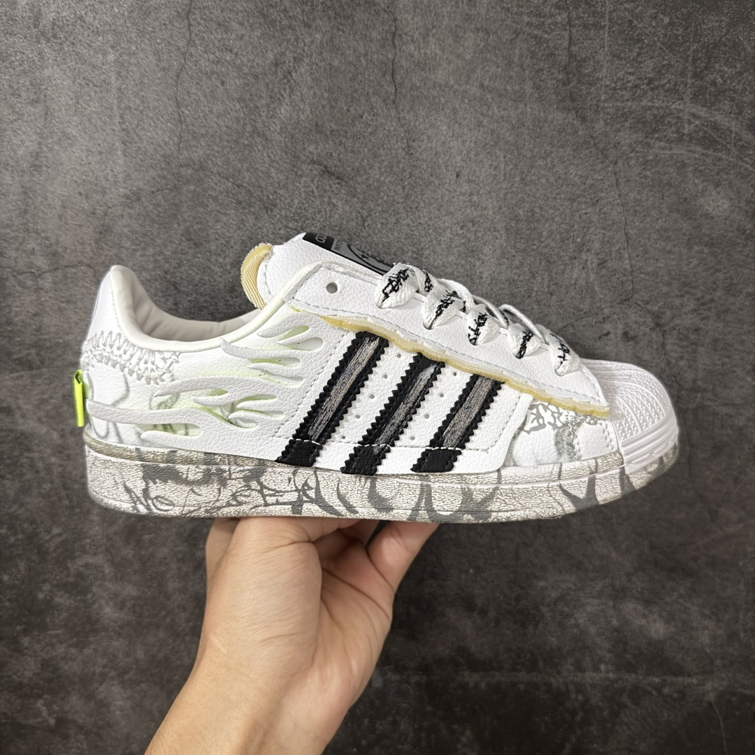 【公司级】Hellstar x Adidas Originals Superstar贝壳头系列 阿迪达斯 三叶草低帮经典百搭休闲运动板鞋 融合了两个经典品牌的传奇基因 合作源于挪威专业航海与户外服装品牌Helly Hansen 与Adidas Originals的创意碰撞 联名旨在将Helly Hansen专业的功能性设计与Adidas经典的运动时尚风格结合 为Superstar这一标志性鞋款注入航海元素与户外精神 这不仅是时尚的跨界 更是对两个品牌在各自领域追求卓越 勇于探索理念的致敬 货号： KI5305 尺码： 36-45没半码-选品中心
