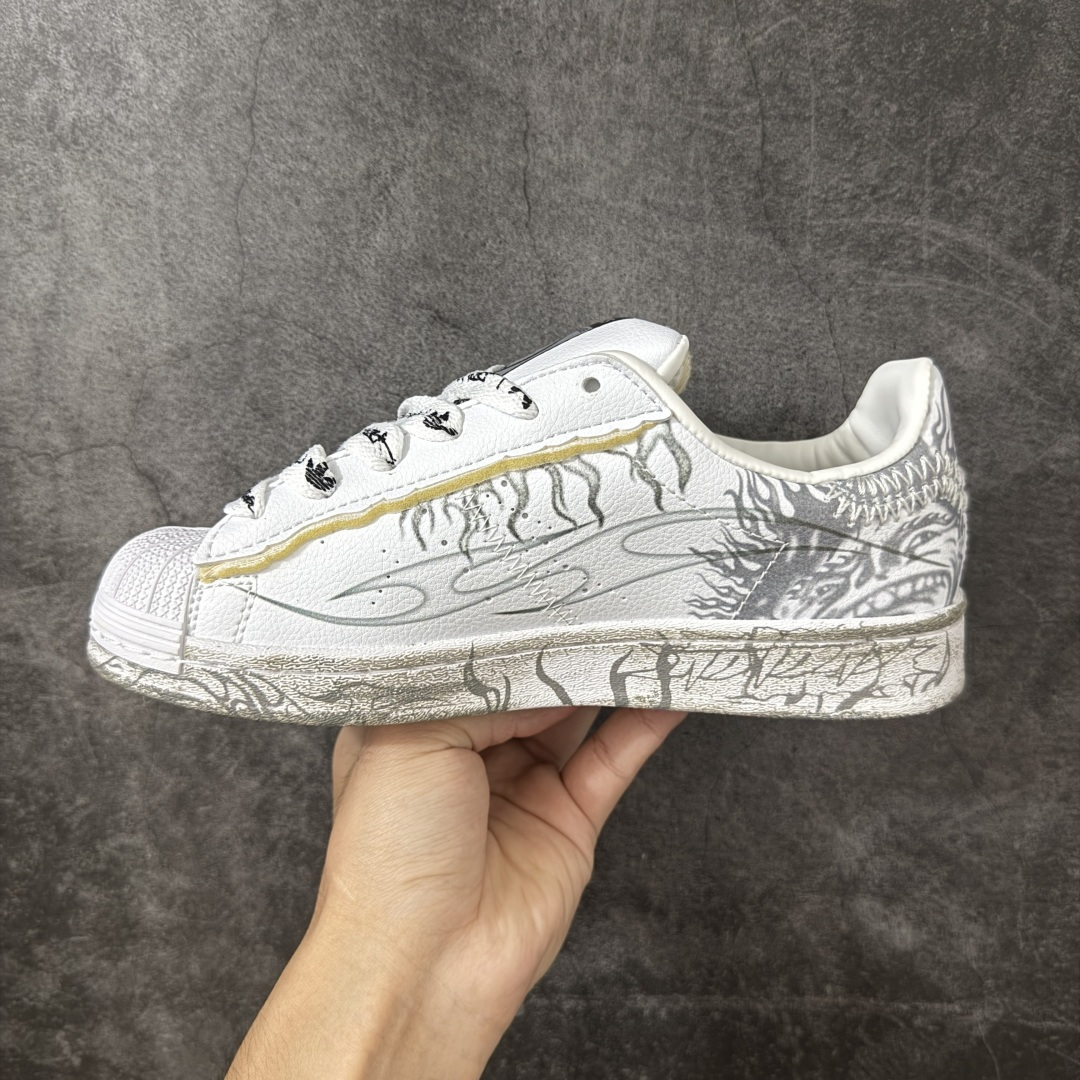 图片[2]-【公司级】Hellstar x Adidas Originals Superstar贝壳头系列 阿迪达斯 三叶草低帮经典百搭休闲运动板鞋 融合了两个经典品牌的传奇基因 合作源于挪威专业航海与户外服装品牌Helly Hansen 与Adidas Originals的创意碰撞 联名旨在将Helly Hansen专业的功能性设计与Adidas经典的运动时尚风格结合 为Superstar这一标志性鞋款注入航海元素与户外精神 这不仅是时尚的跨界 更是对两个品牌在各自领域追求卓越 勇于探索理念的致敬 货号： KI5305 尺码： 36-45没半码-选品中心