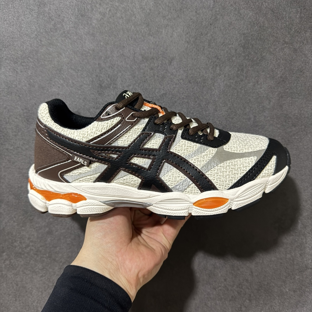 【公司级】亚瑟士（asics）男女鞋跑步鞋GEL-CUMULUS 16 SSCB夏季新品预售运动鞋缓震联名款老爹鞋 ASICS GEL-CUMULUS 16 是一款定位为缓冲减震的次*级跑鞋，适合体重不大的跑者穿着‌1。它相比前代改进了Trusstic防震片，增大了GEL缓震胶，并采用了最新的FluidRide双层中底（上层为SpEVA，下层为solyte），增强了缓冲和回弹能力‌。鞋面采用多种材质组合，包括光泽合成皮革覆盖层、无缝面板和开式网眼底层，营造出技术美学的外观‌。其AHAR超耐磨橡胶大底不仅具有3倍的耐磨性，还兼顾了轻量和良好的抓地性‌。 货号：1203B053-200 尺码：36-47带半码-选品中心