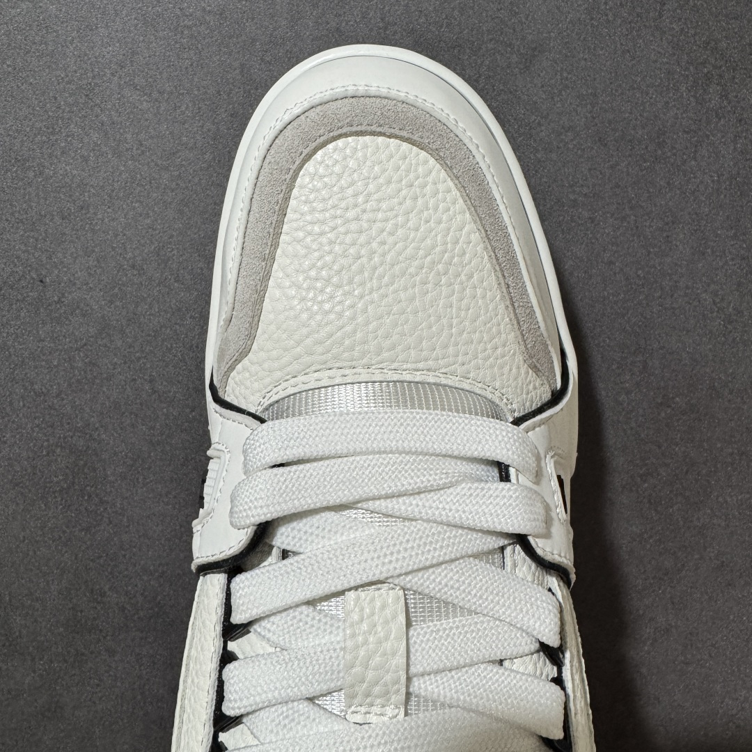 图片[8]-【性价比礼盒版】Louis Vuitton LV Trainer系列高奢运动鞋潮人必备单品 同步ZP官网空胶工艺 挂饰均镶嵌NFC芯片感应装置 正确胶片断点式设计 中底正确还原原版油印字母比例 1：1原楦格板、楦头、刀磨全新升级！ 独家订制顶级压纹麂皮 原版开模TPU大底 质感原版一致 垫脚聚米微料加透气英伦网布 细节完美呈现！ 尺码：35-47-选品中心