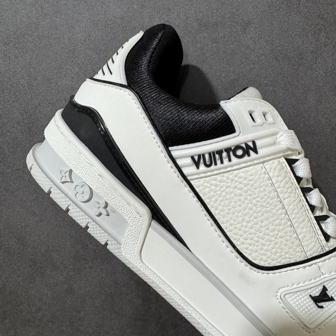 图片[6]-【性价比礼盒版】Louis Vuitton LV Trainer系列高奢运动鞋潮人必备单品 同步ZP官网空胶工艺 挂饰均镶嵌NFC芯片感应装置 正确胶片断点式设计 中底正确还原原版油印字母比例 1：1原楦格板、楦头、刀磨全新升级！ 独家订制顶级压纹麂皮 原版开模TPU大底 质感原版一致 垫脚聚米微料加透气英伦网布 细节完美呈现！ 尺码：35-47-选品中心