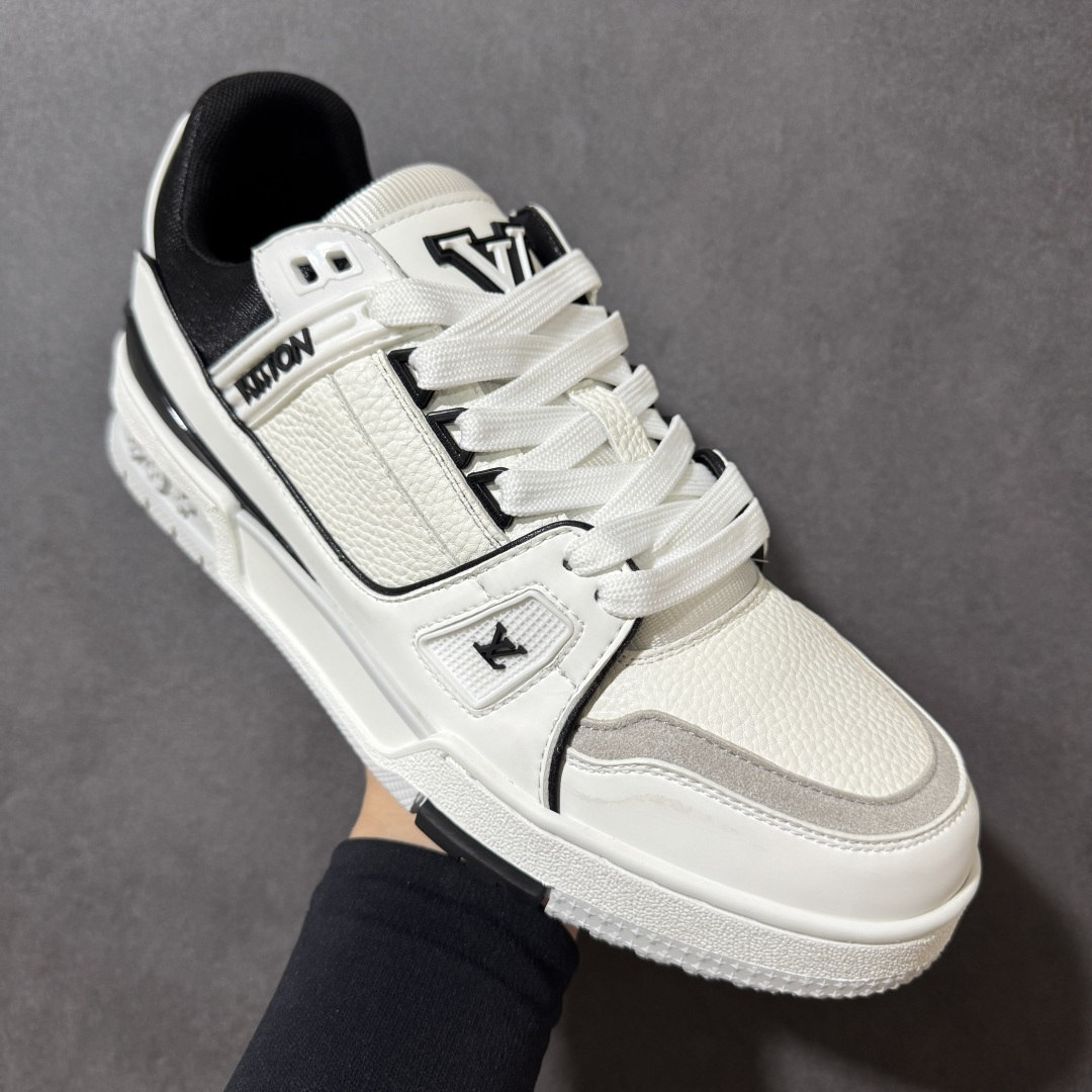 图片[3]-【性价比礼盒版】Louis Vuitton LV Trainer系列高奢运动鞋潮人必备单品 同步ZP官网空胶工艺 挂饰均镶嵌NFC芯片感应装置 正确胶片断点式设计 中底正确还原原版油印字母比例 1：1原楦格板、楦头、刀磨全新升级！ 独家订制顶级压纹麂皮 原版开模TPU大底 质感原版一致 垫脚聚米微料加透气英伦网布 细节完美呈现！ 尺码：35-47-选品中心
