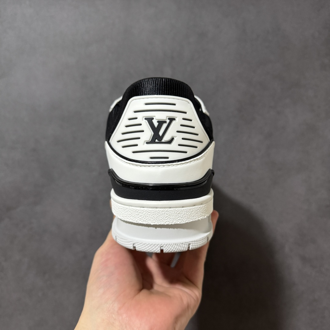 图片[4]-【性价比礼盒版】Louis Vuitton LV Trainer系列高奢运动鞋潮人必备单品 同步ZP官网空胶工艺 挂饰均镶嵌NFC芯片感应装置 正确胶片断点式设计 中底正确还原原版油印字母比例 1：1原楦格板、楦头、刀磨全新升级！ 独家订制顶级压纹麂皮 原版开模TPU大底 质感原版一致 垫脚聚米微料加透气英伦网布 细节完美呈现！ 尺码：35-47-选品中心