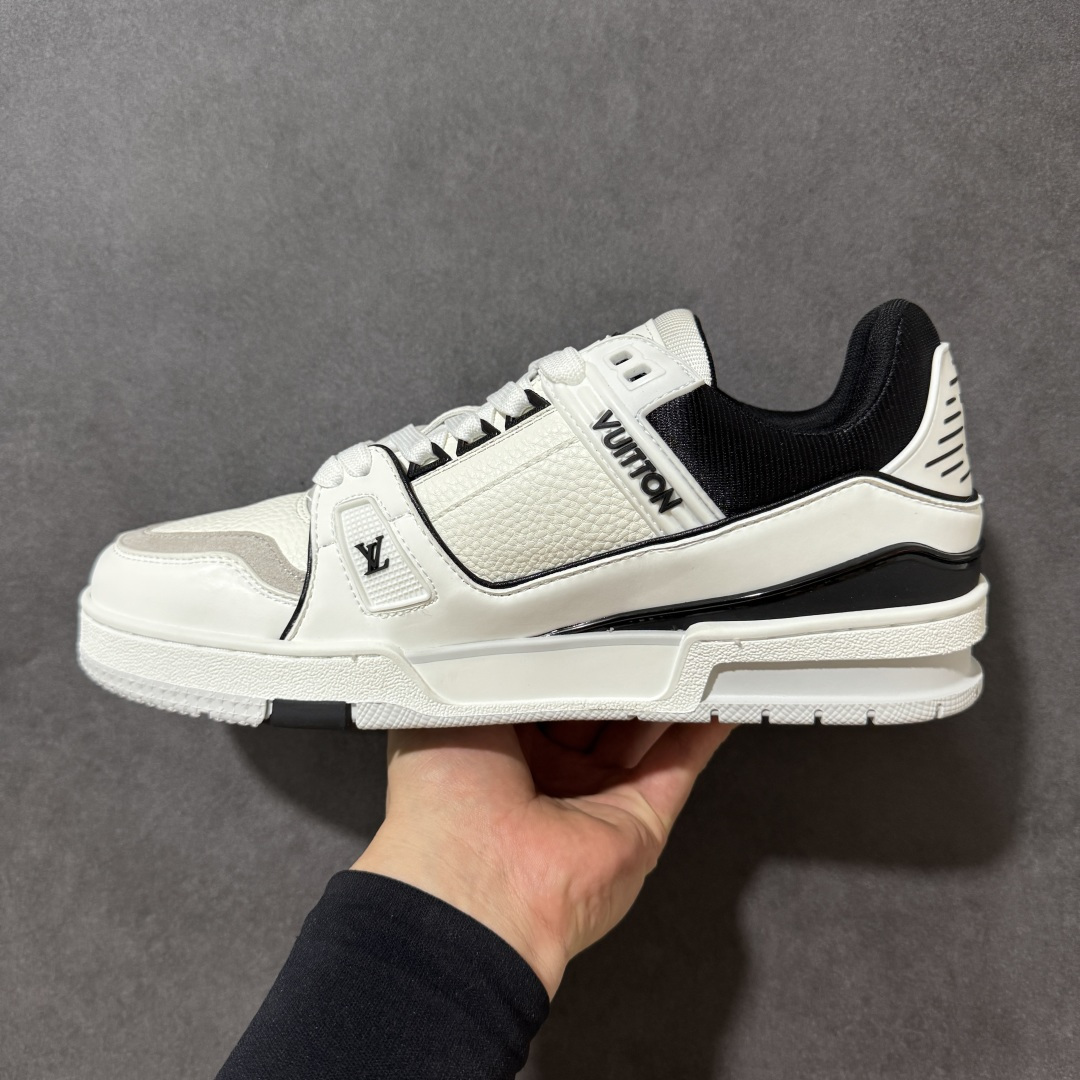 图片[2]-【性价比礼盒版】Louis Vuitton LV Trainer系列高奢运动鞋潮人必备单品 同步ZP官网空胶工艺 挂饰均镶嵌NFC芯片感应装置 正确胶片断点式设计 中底正确还原原版油印字母比例 1：1原楦格板、楦头、刀磨全新升级！ 独家订制顶级压纹麂皮 原版开模TPU大底 质感原版一致 垫脚聚米微料加透气英伦网布 细节完美呈现！ 尺码：35-47-选品中心