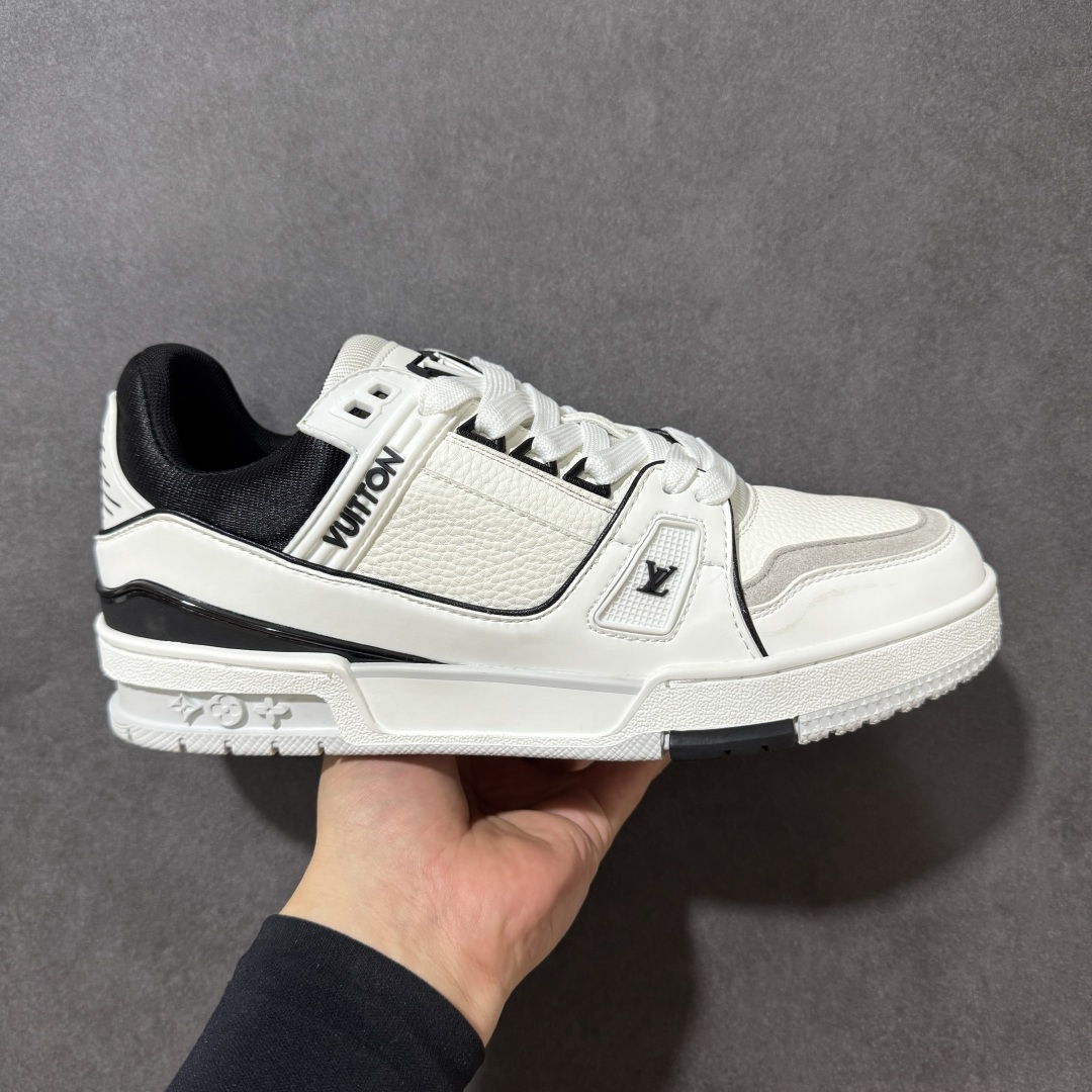【性价比礼盒版】Louis Vuitton LV Trainer系列高奢运动鞋潮人必备单品 同步ZP官网空胶工艺 挂饰均镶嵌NFC芯片感应装置 正确胶片断点式设计 中底正确还原原版油印字母比例 1：1原楦格板、楦头、刀磨全新升级！ 独家订制顶级压纹麂皮 原版开模TPU大底 质感原版一致 垫脚聚米微料加透气英伦网布 细节完美呈现！ 尺码：35-47-选品中心