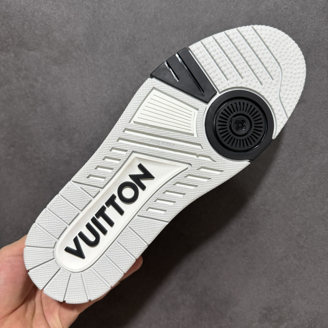 图片[9]-【性价比礼盒版】Louis Vuitton LV Trainer系列高奢运动鞋潮人必备单品 同步ZP官网空胶工艺 挂饰均镶嵌NFC芯片感应装置 正确胶片断点式设计 中底正确还原原版油印字母比例 1：1原楦格板、楦头、刀磨全新升级！ 独家订制顶级压纹麂皮 原版开模TPU大底 质感原版一致 垫脚聚米微料加透气英伦网布 细节完美呈现！ 尺码：35-47-选品中心