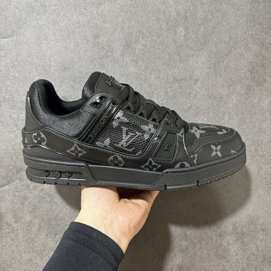 【性价比礼盒版】Louis Vuitton LV Trainer系列高奢运动鞋潮人必备单品 同步ZP官网空胶工艺 挂饰均镶嵌NFC芯片感应装置 正确胶片断点式设计 中底正确还原原版油印字母比例 1：1原楦格板、楦头、刀磨全新升级！ 独家订制顶级压纹麂皮 原版开模TPU大底 质感原版一致 垫脚聚米微料加透气英伦网布 细节完美呈现！ 尺码：35-47-选品中心