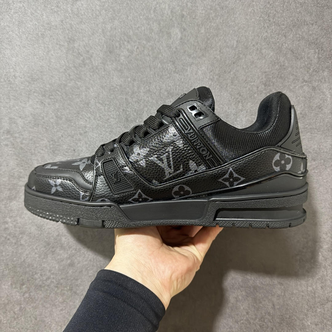 图片[2]-【性价比礼盒版】Louis Vuitton LV Trainer系列高奢运动鞋潮人必备单品 同步ZP官网空胶工艺 挂饰均镶嵌NFC芯片感应装置 正确胶片断点式设计 中底正确还原原版油印字母比例 1：1原楦格板、楦头、刀磨全新升级！ 独家订制顶级压纹麂皮 原版开模TPU大底 质感原版一致 垫脚聚米微料加透气英伦网布 细节完美呈现！ 尺码：35-47-选品中心