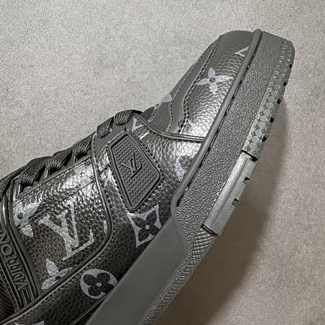 图片[5]-【性价比礼盒版】Louis Vuitton LV Trainer系列高奢运动鞋潮人必备单品 同步ZP官网空胶工艺 挂饰均镶嵌NFC芯片感应装置 正确胶片断点式设计 中底正确还原原版油印字母比例 1：1原楦格板、楦头、刀磨全新升级！ 独家订制顶级压纹麂皮 原版开模TPU大底 质感原版一致 垫脚聚米微料加透气英伦网布 细节完美呈现！ 尺码：35-47-选品中心