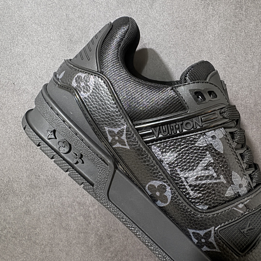图片[6]-【性价比礼盒版】Louis Vuitton LV Trainer系列高奢运动鞋潮人必备单品 同步ZP官网空胶工艺 挂饰均镶嵌NFC芯片感应装置 正确胶片断点式设计 中底正确还原原版油印字母比例 1：1原楦格板、楦头、刀磨全新升级！ 独家订制顶级压纹麂皮 原版开模TPU大底 质感原版一致 垫脚聚米微料加透气英伦网布 细节完美呈现！ 尺码：35-47-选品中心