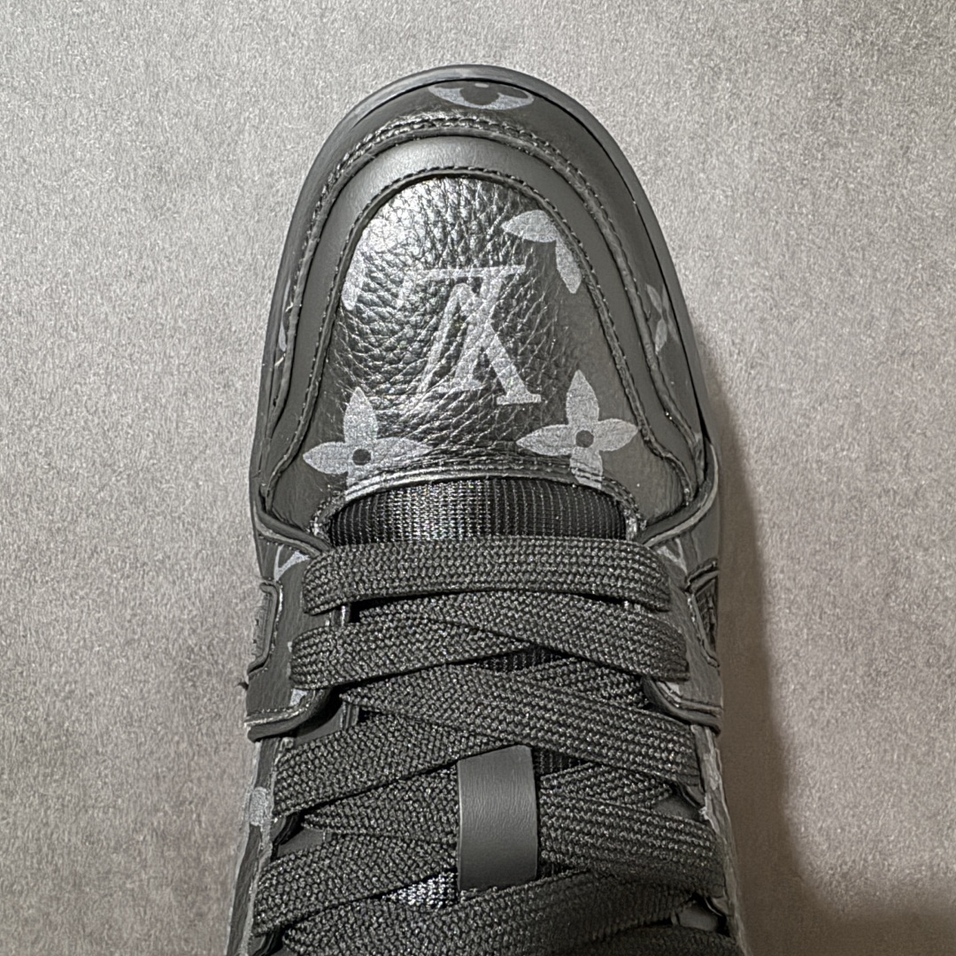 图片[8]-【性价比礼盒版】Louis Vuitton LV Trainer系列高奢运动鞋潮人必备单品 同步ZP官网空胶工艺 挂饰均镶嵌NFC芯片感应装置 正确胶片断点式设计 中底正确还原原版油印字母比例 1：1原楦格板、楦头、刀磨全新升级！ 独家订制顶级压纹麂皮 原版开模TPU大底 质感原版一致 垫脚聚米微料加透气英伦网布 细节完美呈现！ 尺码：35-47-选品中心