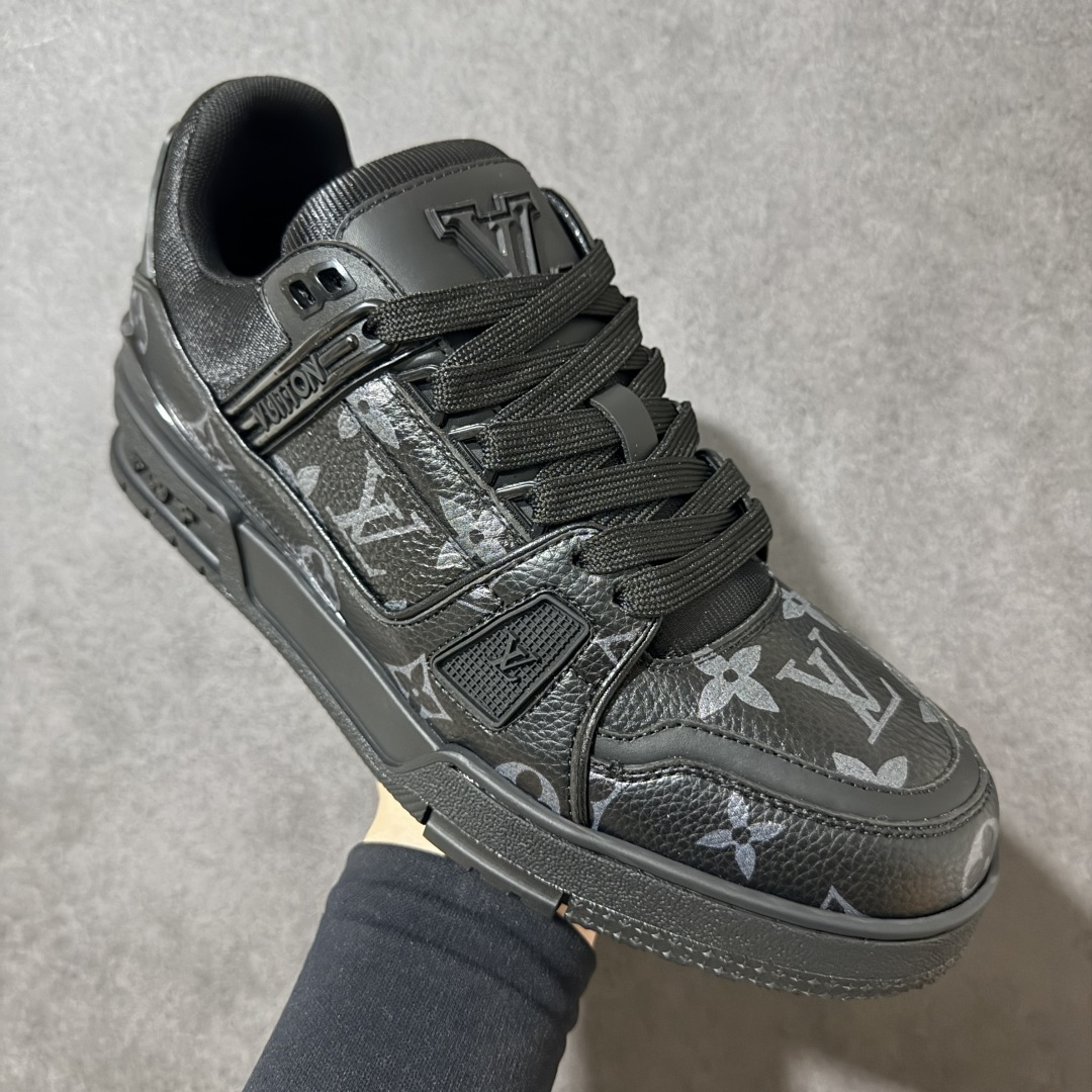 图片[3]-【性价比礼盒版】Louis Vuitton LV Trainer系列高奢运动鞋潮人必备单品 同步ZP官网空胶工艺 挂饰均镶嵌NFC芯片感应装置 正确胶片断点式设计 中底正确还原原版油印字母比例 1：1原楦格板、楦头、刀磨全新升级！ 独家订制顶级压纹麂皮 原版开模TPU大底 质感原版一致 垫脚聚米微料加透气英伦网布 细节完美呈现！ 尺码：35-47-选品中心