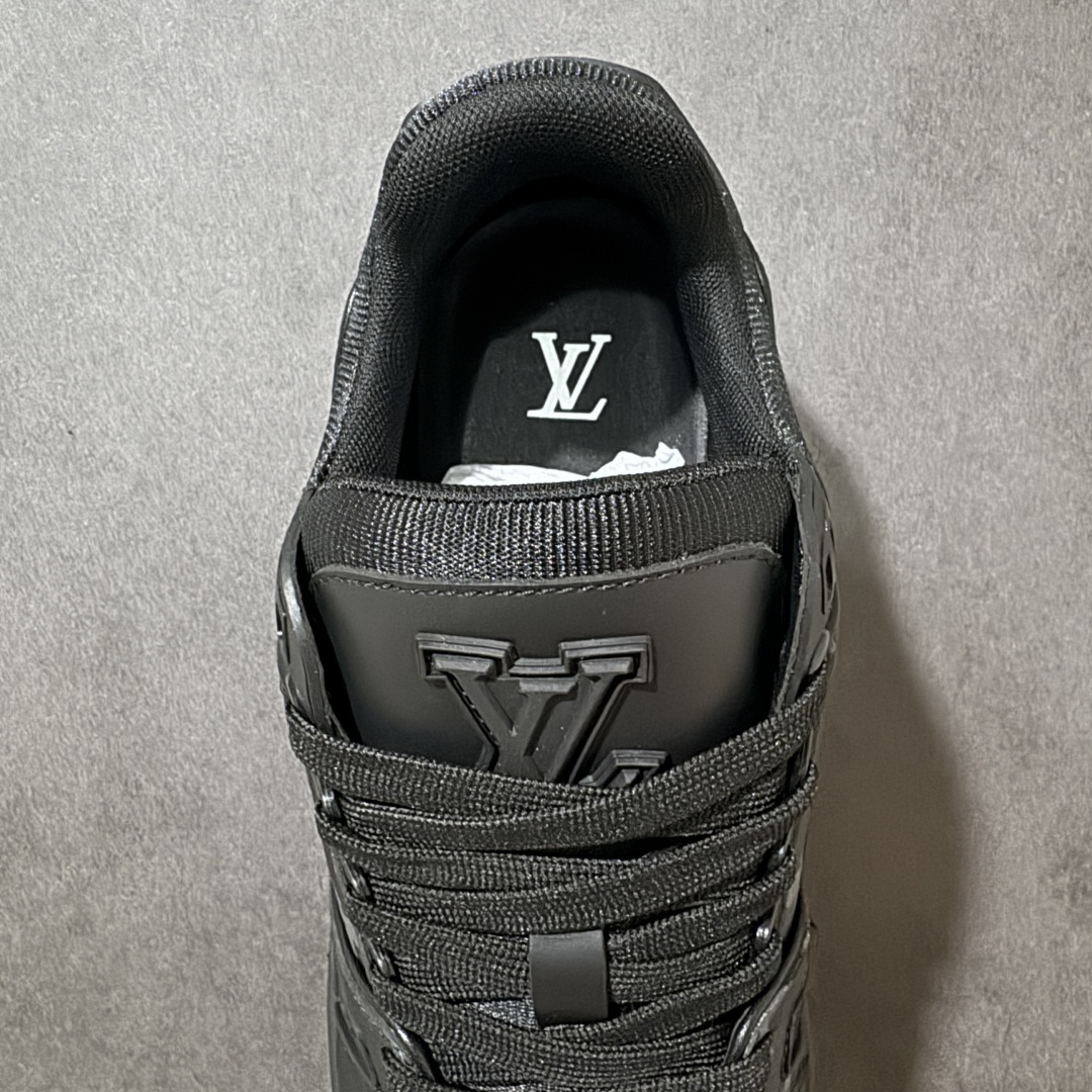 图片[7]-【性价比礼盒版】Louis Vuitton LV Trainer系列高奢运动鞋潮人必备单品 同步ZP官网空胶工艺 挂饰均镶嵌NFC芯片感应装置 正确胶片断点式设计 中底正确还原原版油印字母比例 1：1原楦格板、楦头、刀磨全新升级！ 独家订制顶级压纹麂皮 原版开模TPU大底 质感原版一致 垫脚聚米微料加透气英伦网布 细节完美呈现！ 尺码：35-47-选品中心