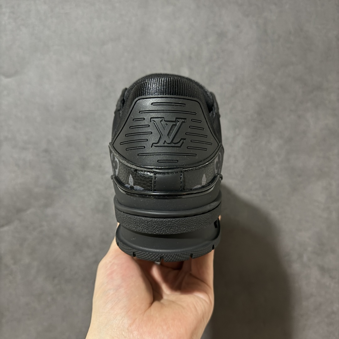 图片[4]-【性价比礼盒版】Louis Vuitton LV Trainer系列高奢运动鞋潮人必备单品 同步ZP官网空胶工艺 挂饰均镶嵌NFC芯片感应装置 正确胶片断点式设计 中底正确还原原版油印字母比例 1：1原楦格板、楦头、刀磨全新升级！ 独家订制顶级压纹麂皮 原版开模TPU大底 质感原版一致 垫脚聚米微料加透气英伦网布 细节完美呈现！ 尺码：35-47-选品中心