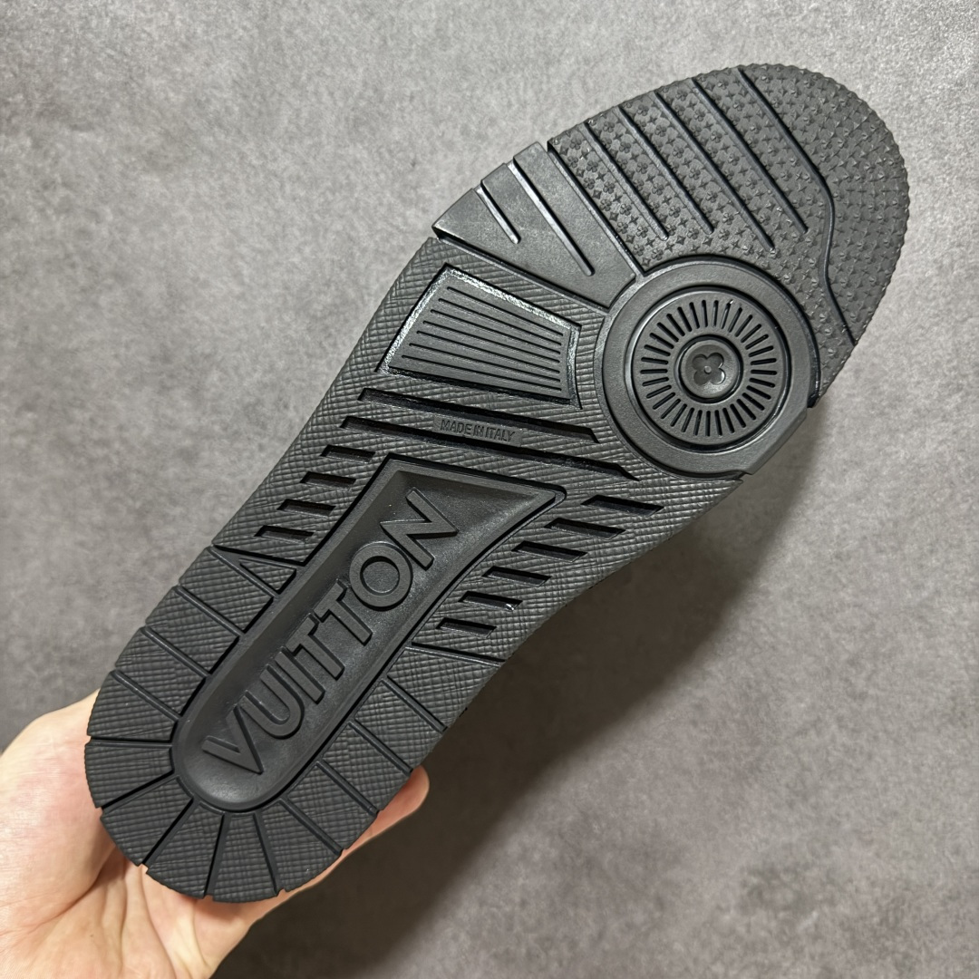 图片[9]-【性价比礼盒版】Louis Vuitton LV Trainer系列高奢运动鞋潮人必备单品 同步ZP官网空胶工艺 挂饰均镶嵌NFC芯片感应装置 正确胶片断点式设计 中底正确还原原版油印字母比例 1：1原楦格板、楦头、刀磨全新升级！ 独家订制顶级压纹麂皮 原版开模TPU大底 质感原版一致 垫脚聚米微料加透气英伦网布 细节完美呈现！ 尺码：35-47-选品中心