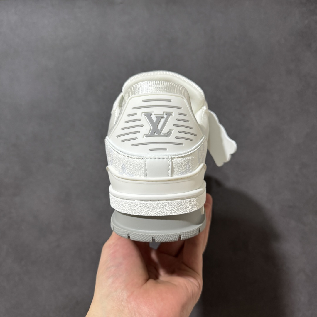 图片[4]-【性价比礼盒版】Louis Vuitton LV Trainer系列高奢运动鞋潮人必备单品 同步ZP官网空胶工艺 挂饰均镶嵌NFC芯片感应装置 正确胶片断点式设计 中底正确还原原版油印字母比例 1：1原楦格板、楦头、刀磨全新升级！ 独家订制顶级压纹麂皮 原版开模TPU大底 质感原版一致 垫脚聚米微料加透气英伦网布 细节完美呈现！ 尺码：35-47-选品中心