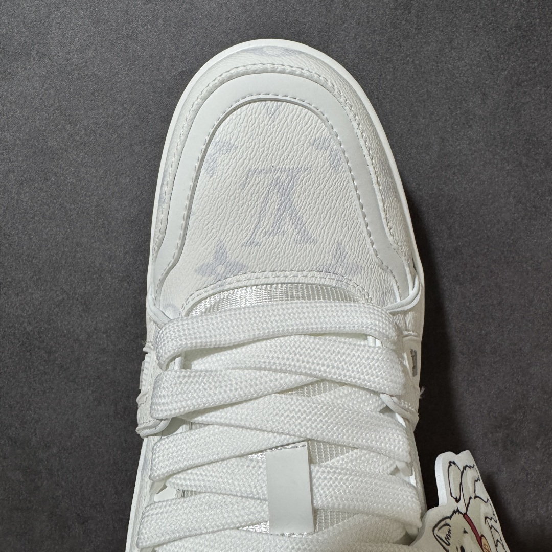 图片[8]-【性价比礼盒版】Louis Vuitton LV Trainer系列高奢运动鞋潮人必备单品 同步ZP官网空胶工艺 挂饰均镶嵌NFC芯片感应装置 正确胶片断点式设计 中底正确还原原版油印字母比例 1：1原楦格板、楦头、刀磨全新升级！ 独家订制顶级压纹麂皮 原版开模TPU大底 质感原版一致 垫脚聚米微料加透气英伦网布 细节完美呈现！ 尺码：35-47-选品中心