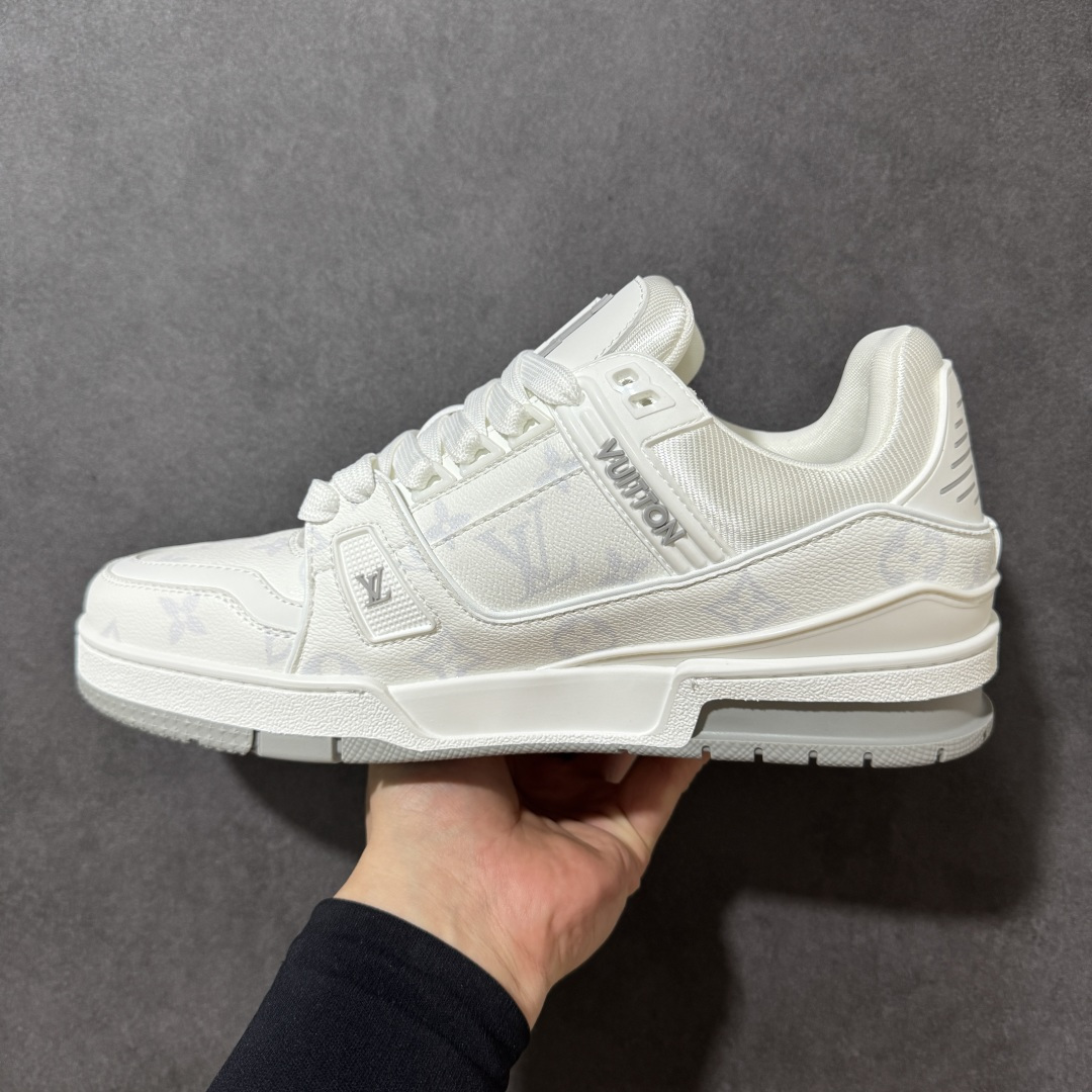 图片[2]-【性价比礼盒版】Louis Vuitton LV Trainer系列高奢运动鞋潮人必备单品 同步ZP官网空胶工艺 挂饰均镶嵌NFC芯片感应装置 正确胶片断点式设计 中底正确还原原版油印字母比例 1：1原楦格板、楦头、刀磨全新升级！ 独家订制顶级压纹麂皮 原版开模TPU大底 质感原版一致 垫脚聚米微料加透气英伦网布 细节完美呈现！ 尺码：35-47-选品中心