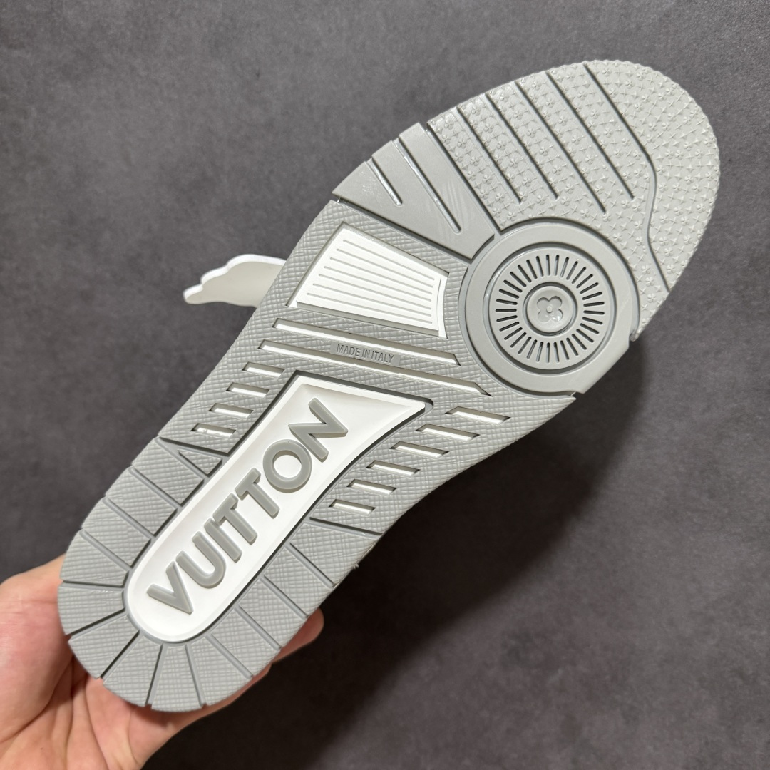 图片[9]-【性价比礼盒版】Louis Vuitton LV Trainer系列高奢运动鞋潮人必备单品 同步ZP官网空胶工艺 挂饰均镶嵌NFC芯片感应装置 正确胶片断点式设计 中底正确还原原版油印字母比例 1：1原楦格板、楦头、刀磨全新升级！ 独家订制顶级压纹麂皮 原版开模TPU大底 质感原版一致 垫脚聚米微料加透气英伦网布 细节完美呈现！ 尺码：35-47-选品中心