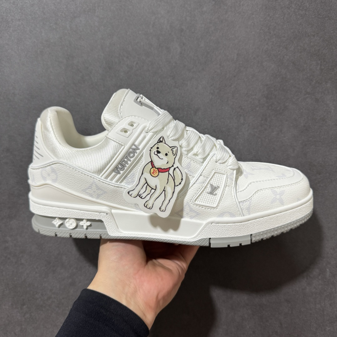 【性价比礼盒版】Louis Vuitton LV Trainer系列高奢运动鞋潮人必备单品 同步ZP官网空胶工艺 挂饰均镶嵌NFC芯片感应装置 正确胶片断点式设计 中底正确还原原版油印字母比例 1：1原楦格板、楦头、刀磨全新升级！ 独家订制顶级压纹麂皮 原版开模TPU大底 质感原版一致 垫脚聚米微料加透气英伦网布 细节完美呈现！ 尺码：35-47-选品中心