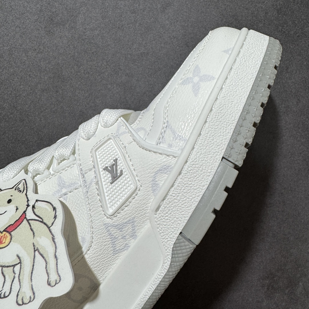 图片[5]-【性价比礼盒版】Louis Vuitton LV Trainer系列高奢运动鞋潮人必备单品 同步ZP官网空胶工艺 挂饰均镶嵌NFC芯片感应装置 正确胶片断点式设计 中底正确还原原版油印字母比例 1：1原楦格板、楦头、刀磨全新升级！ 独家订制顶级压纹麂皮 原版开模TPU大底 质感原版一致 垫脚聚米微料加透气英伦网布 细节完美呈现！ 尺码：35-47-选品中心
