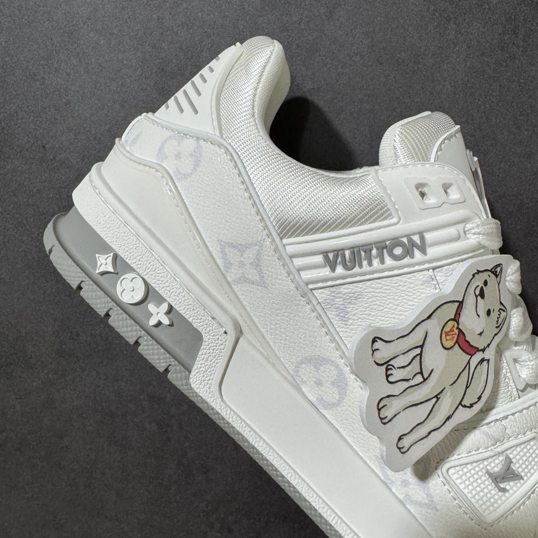 图片[6]-【性价比礼盒版】Louis Vuitton LV Trainer系列高奢运动鞋潮人必备单品 同步ZP官网空胶工艺 挂饰均镶嵌NFC芯片感应装置 正确胶片断点式设计 中底正确还原原版油印字母比例 1：1原楦格板、楦头、刀磨全新升级！ 独家订制顶级压纹麂皮 原版开模TPU大底 质感原版一致 垫脚聚米微料加透气英伦网布 细节完美呈现！ 尺码：35-47-选品中心