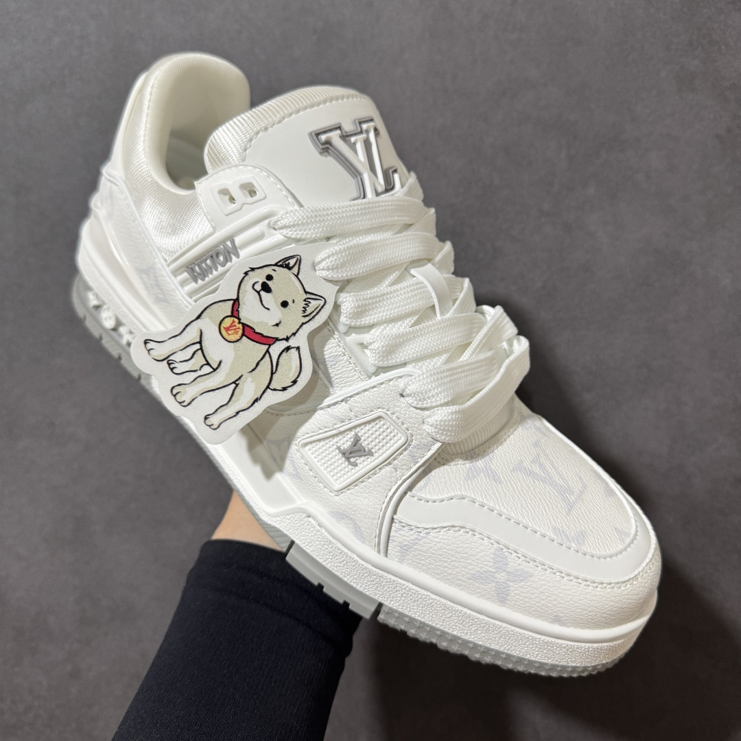 图片[3]-【性价比礼盒版】Louis Vuitton LV Trainer系列高奢运动鞋潮人必备单品 同步ZP官网空胶工艺 挂饰均镶嵌NFC芯片感应装置 正确胶片断点式设计 中底正确还原原版油印字母比例 1：1原楦格板、楦头、刀磨全新升级！ 独家订制顶级压纹麂皮 原版开模TPU大底 质感原版一致 垫脚聚米微料加透气英伦网布 细节完美呈现！ 尺码：35-47-选品中心