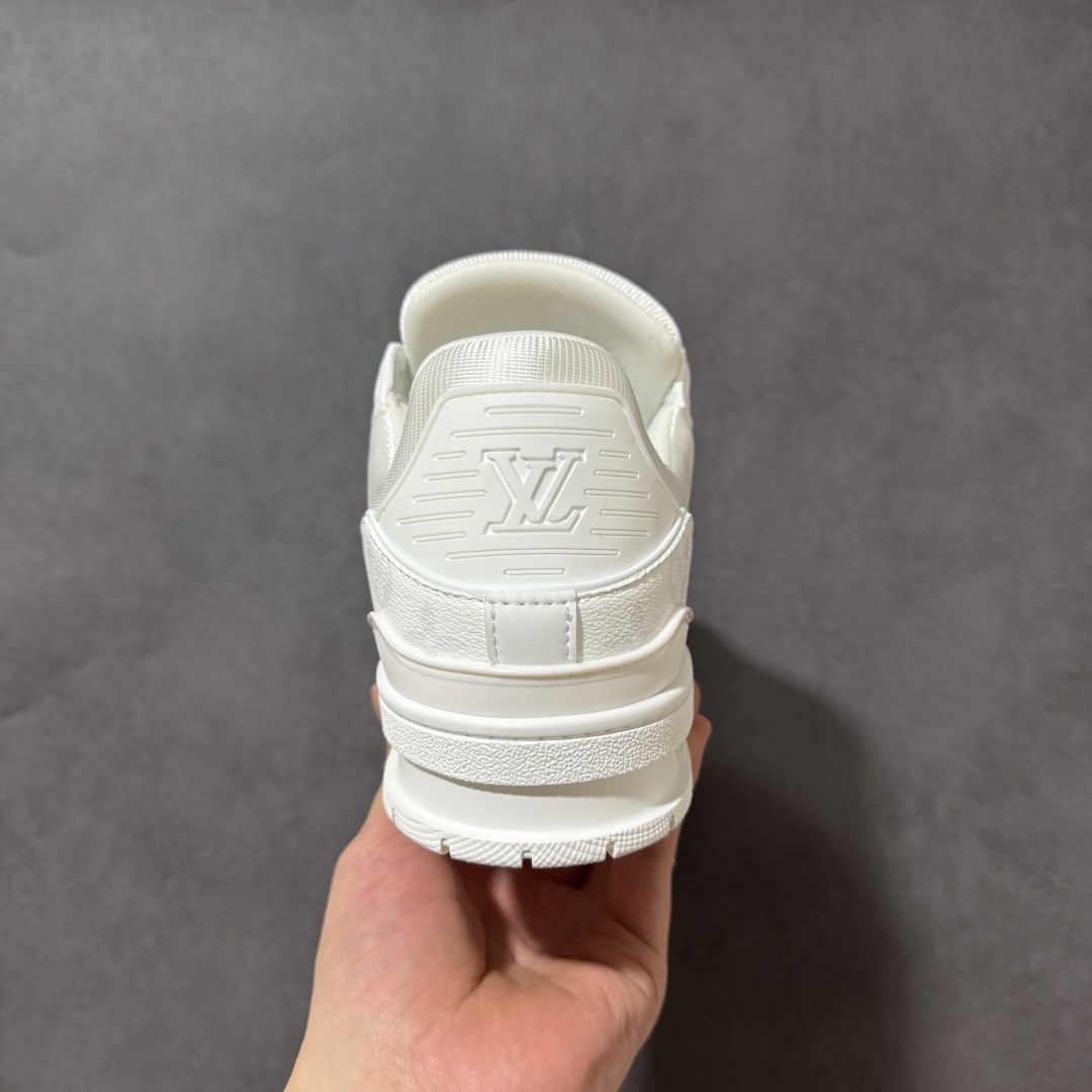 图片[4]-【性价比礼盒版】Louis Vuitton LV Trainer系列高奢运动鞋潮人必备单品 同步ZP官网空胶工艺 挂饰均镶嵌NFC芯片感应装置 正确胶片断点式设计 中底正确还原原版油印字母比例 1：1原楦格板、楦头、刀磨全新升级！ 独家订制顶级压纹麂皮 原版开模TPU大底 质感原版一致 垫脚聚米微料加透气英伦网布 细节完美呈现！ 尺码：35-47-选品中心