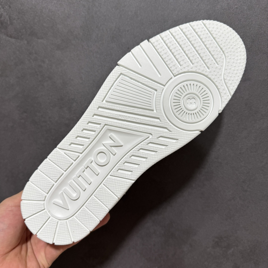 图片[9]-【性价比礼盒版】Louis Vuitton LV Trainer系列高奢运动鞋潮人必备单品 同步ZP官网空胶工艺 挂饰均镶嵌NFC芯片感应装置 正确胶片断点式设计 中底正确还原原版油印字母比例 1：1原楦格板、楦头、刀磨全新升级！ 独家订制顶级压纹麂皮 原版开模TPU大底 质感原版一致 垫脚聚米微料加透气英伦网布 细节完美呈现！ 尺码：35-47-选品中心