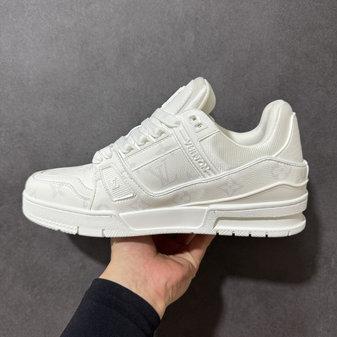 图片[2]-【性价比礼盒版】Louis Vuitton LV Trainer系列高奢运动鞋潮人必备单品 同步ZP官网空胶工艺 挂饰均镶嵌NFC芯片感应装置 正确胶片断点式设计 中底正确还原原版油印字母比例 1：1原楦格板、楦头、刀磨全新升级！ 独家订制顶级压纹麂皮 原版开模TPU大底 质感原版一致 垫脚聚米微料加透气英伦网布 细节完美呈现！ 尺码：35-47-选品中心