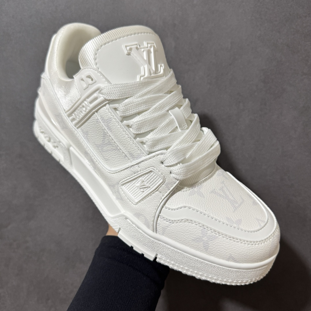 图片[3]-【性价比礼盒版】Louis Vuitton LV Trainer系列高奢运动鞋潮人必备单品 同步ZP官网空胶工艺 挂饰均镶嵌NFC芯片感应装置 正确胶片断点式设计 中底正确还原原版油印字母比例 1：1原楦格板、楦头、刀磨全新升级！ 独家订制顶级压纹麂皮 原版开模TPU大底 质感原版一致 垫脚聚米微料加透气英伦网布 细节完美呈现！ 尺码：35-47-选品中心