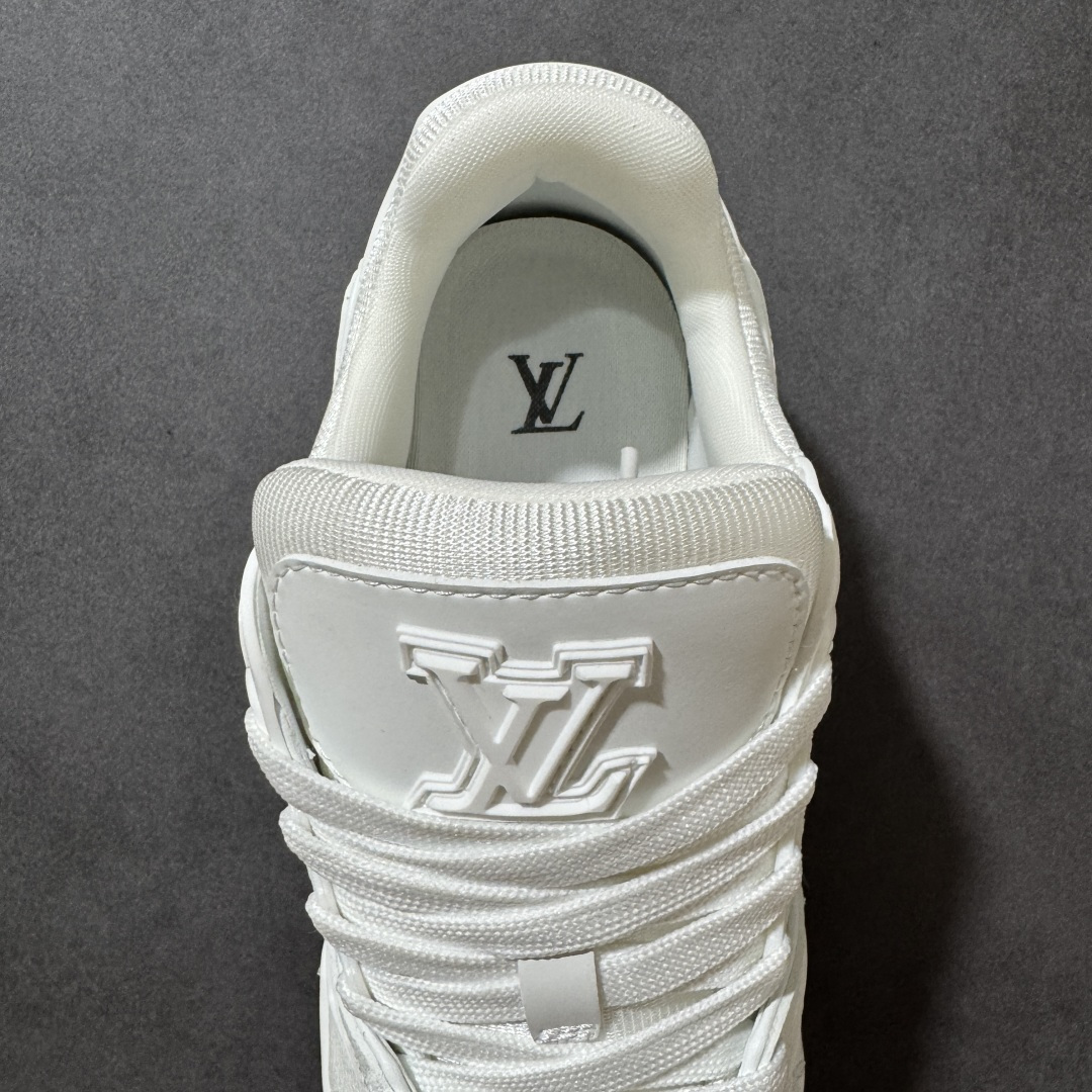 图片[7]-【性价比礼盒版】Louis Vuitton LV Trainer系列高奢运动鞋潮人必备单品 同步ZP官网空胶工艺 挂饰均镶嵌NFC芯片感应装置 正确胶片断点式设计 中底正确还原原版油印字母比例 1：1原楦格板、楦头、刀磨全新升级！ 独家订制顶级压纹麂皮 原版开模TPU大底 质感原版一致 垫脚聚米微料加透气英伦网布 细节完美呈现！ 尺码：35-47-选品中心