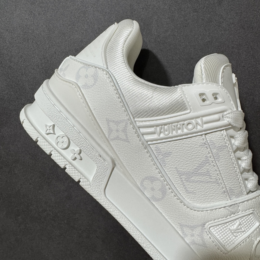 图片[6]-【性价比礼盒版】Louis Vuitton LV Trainer系列高奢运动鞋潮人必备单品 同步ZP官网空胶工艺 挂饰均镶嵌NFC芯片感应装置 正确胶片断点式设计 中底正确还原原版油印字母比例 1：1原楦格板、楦头、刀磨全新升级！ 独家订制顶级压纹麂皮 原版开模TPU大底 质感原版一致 垫脚聚米微料加透气英伦网布 细节完美呈现！ 尺码：35-47-选品中心