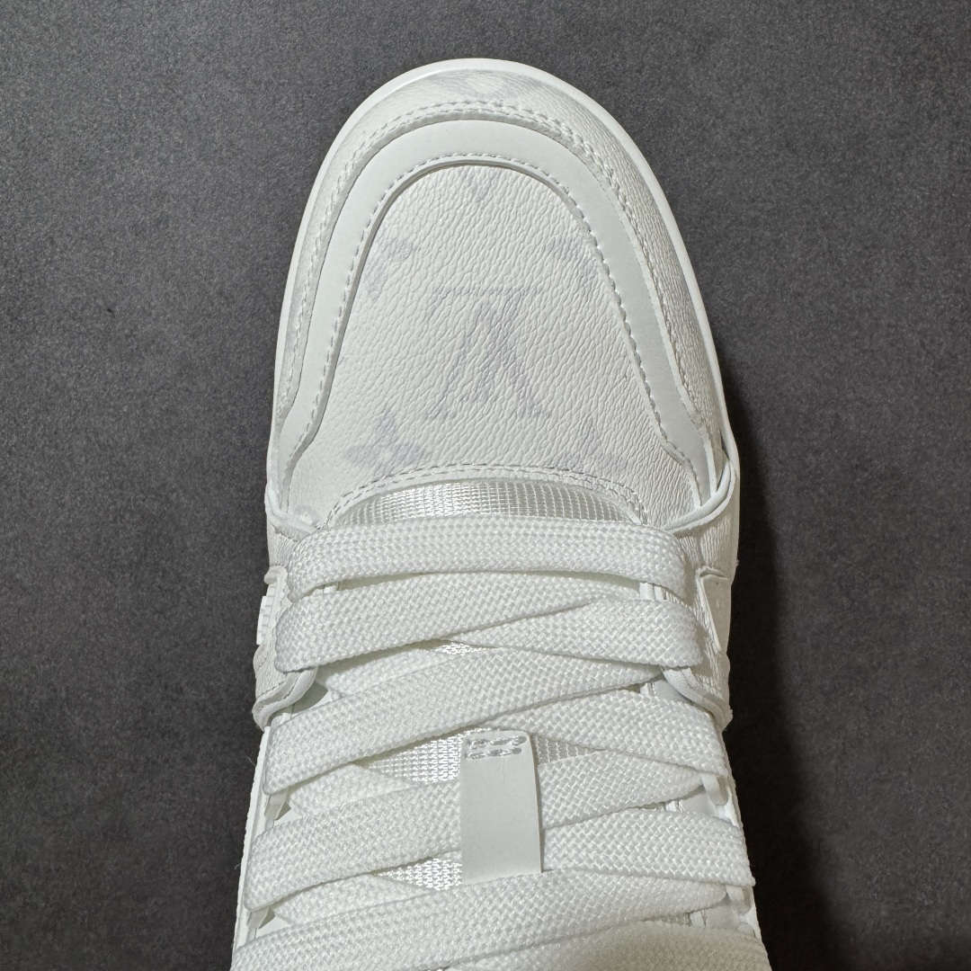 图片[8]-【性价比礼盒版】Louis Vuitton LV Trainer系列高奢运动鞋潮人必备单品 同步ZP官网空胶工艺 挂饰均镶嵌NFC芯片感应装置 正确胶片断点式设计 中底正确还原原版油印字母比例 1：1原楦格板、楦头、刀磨全新升级！ 独家订制顶级压纹麂皮 原版开模TPU大底 质感原版一致 垫脚聚米微料加透气英伦网布 细节完美呈现！ 尺码：35-47-选品中心