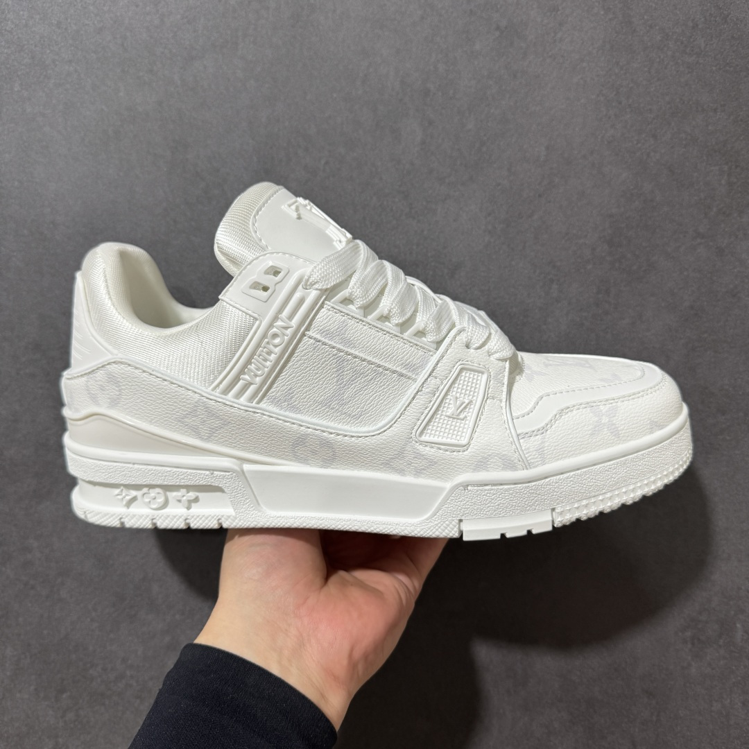 【性价比礼盒版】Louis Vuitton LV Trainer系列高奢运动鞋潮人必备单品 同步ZP官网空胶工艺 挂饰均镶嵌NFC芯片感应装置 正确胶片断点式设计 中底正确还原原版油印字母比例 1：1原楦格板、楦头、刀磨全新升级！ 独家订制顶级压纹麂皮 原版开模TPU大底 质感原版一致 垫脚聚米微料加透气英伦网布 细节完美呈现！ 尺码：35-47-选品中心