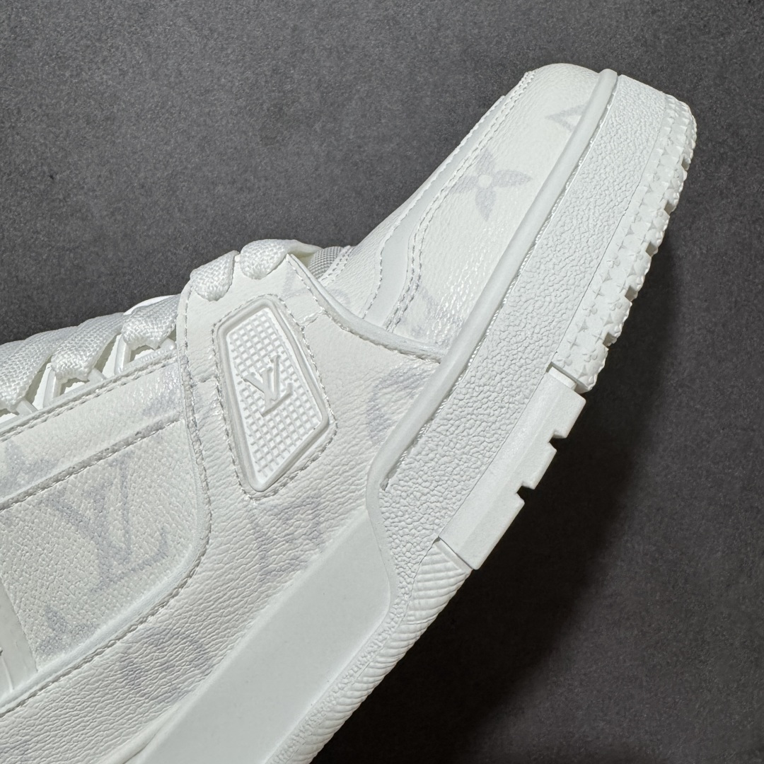 图片[5]-【性价比礼盒版】Louis Vuitton LV Trainer系列高奢运动鞋潮人必备单品 同步ZP官网空胶工艺 挂饰均镶嵌NFC芯片感应装置 正确胶片断点式设计 中底正确还原原版油印字母比例 1：1原楦格板、楦头、刀磨全新升级！ 独家订制顶级压纹麂皮 原版开模TPU大底 质感原版一致 垫脚聚米微料加透气英伦网布 细节完美呈现！ 尺码：35-47-选品中心