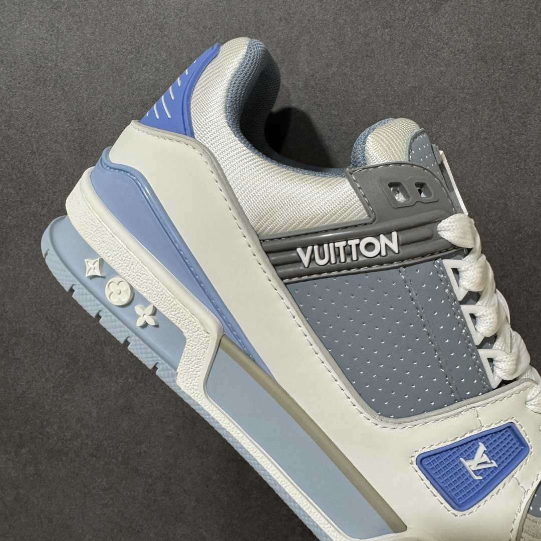 图片[6]-【性价比礼盒版】Louis Vuitton LV Trainer系列高奢运动鞋潮人必备单品 同步ZP官网空胶工艺 挂饰均镶嵌NFC芯片感应装置 正确胶片断点式设计 中底正确还原原版油印字母比例 1：1原楦格板、楦头、刀磨全新升级！ 独家订制顶级压纹麂皮 原版开模TPU大底 质感原版一致 垫脚聚米微料加透气英伦网布 细节完美呈现！ 尺码：35-47-选品中心