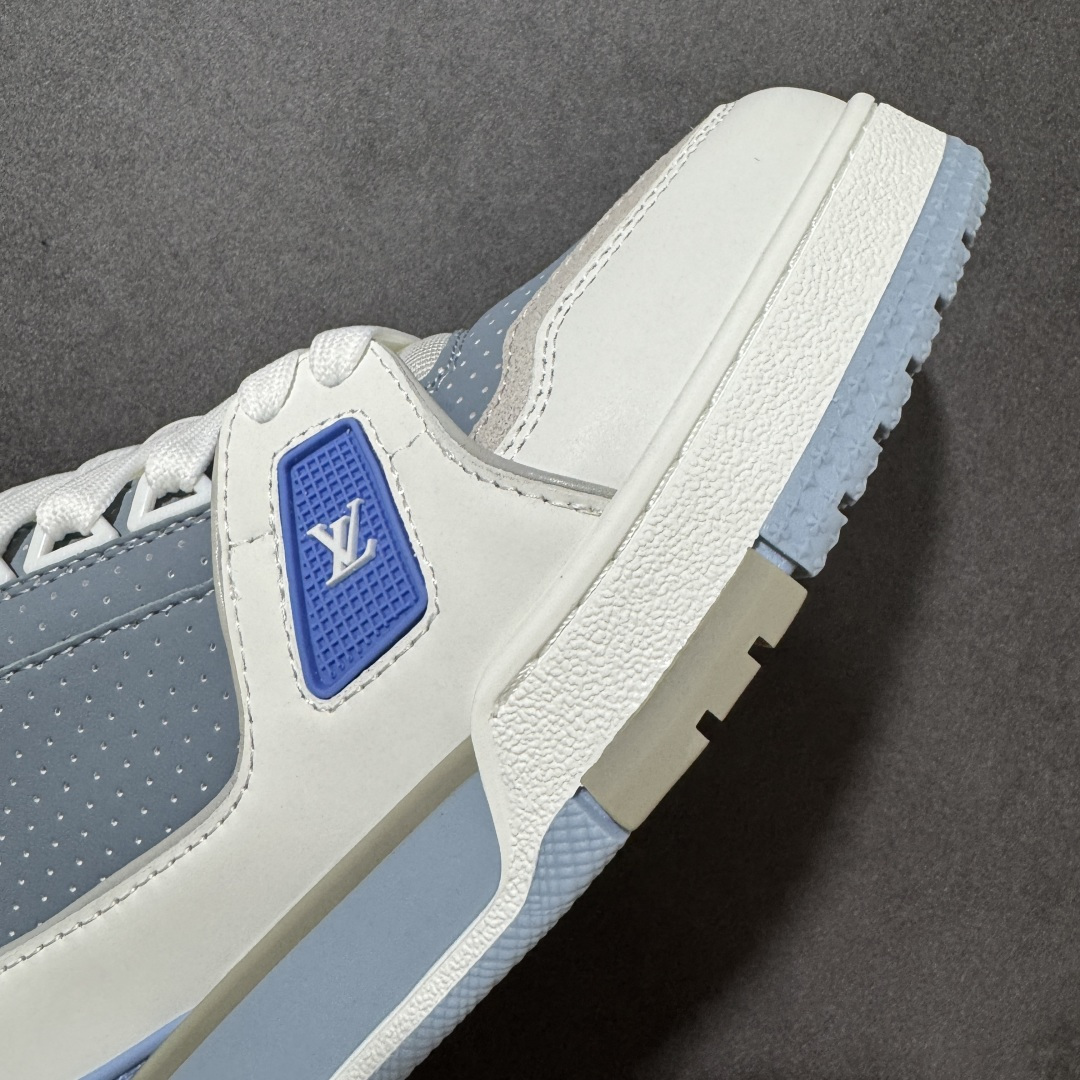 图片[5]-【性价比礼盒版】Louis Vuitton LV Trainer系列高奢运动鞋潮人必备单品 同步ZP官网空胶工艺 挂饰均镶嵌NFC芯片感应装置 正确胶片断点式设计 中底正确还原原版油印字母比例 1：1原楦格板、楦头、刀磨全新升级！ 独家订制顶级压纹麂皮 原版开模TPU大底 质感原版一致 垫脚聚米微料加透气英伦网布 细节完美呈现！ 尺码：35-47-选品中心