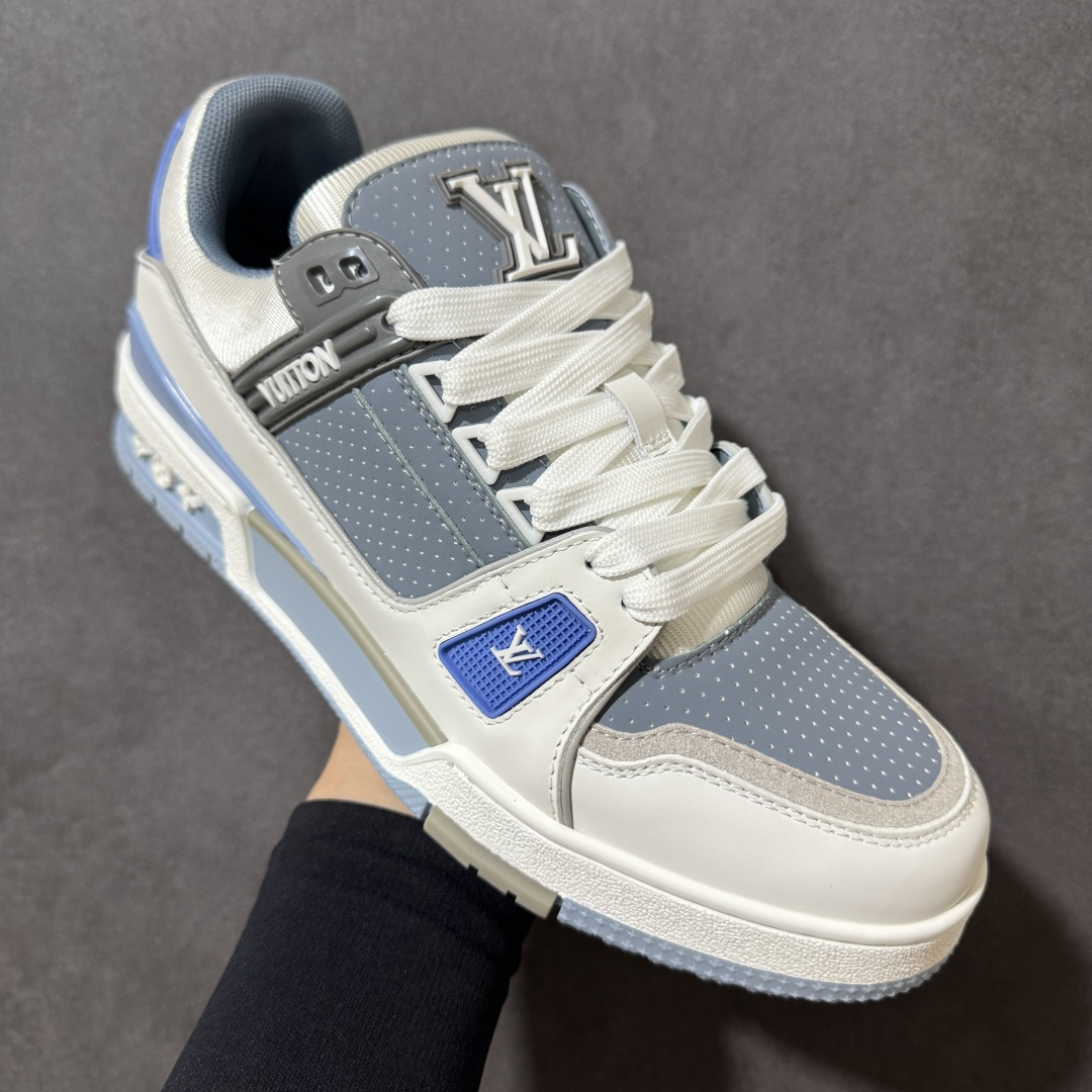 图片[3]-【性价比礼盒版】Louis Vuitton LV Trainer系列高奢运动鞋潮人必备单品 同步ZP官网空胶工艺 挂饰均镶嵌NFC芯片感应装置 正确胶片断点式设计 中底正确还原原版油印字母比例 1：1原楦格板、楦头、刀磨全新升级！ 独家订制顶级压纹麂皮 原版开模TPU大底 质感原版一致 垫脚聚米微料加透气英伦网布 细节完美呈现！ 尺码：35-47-选品中心