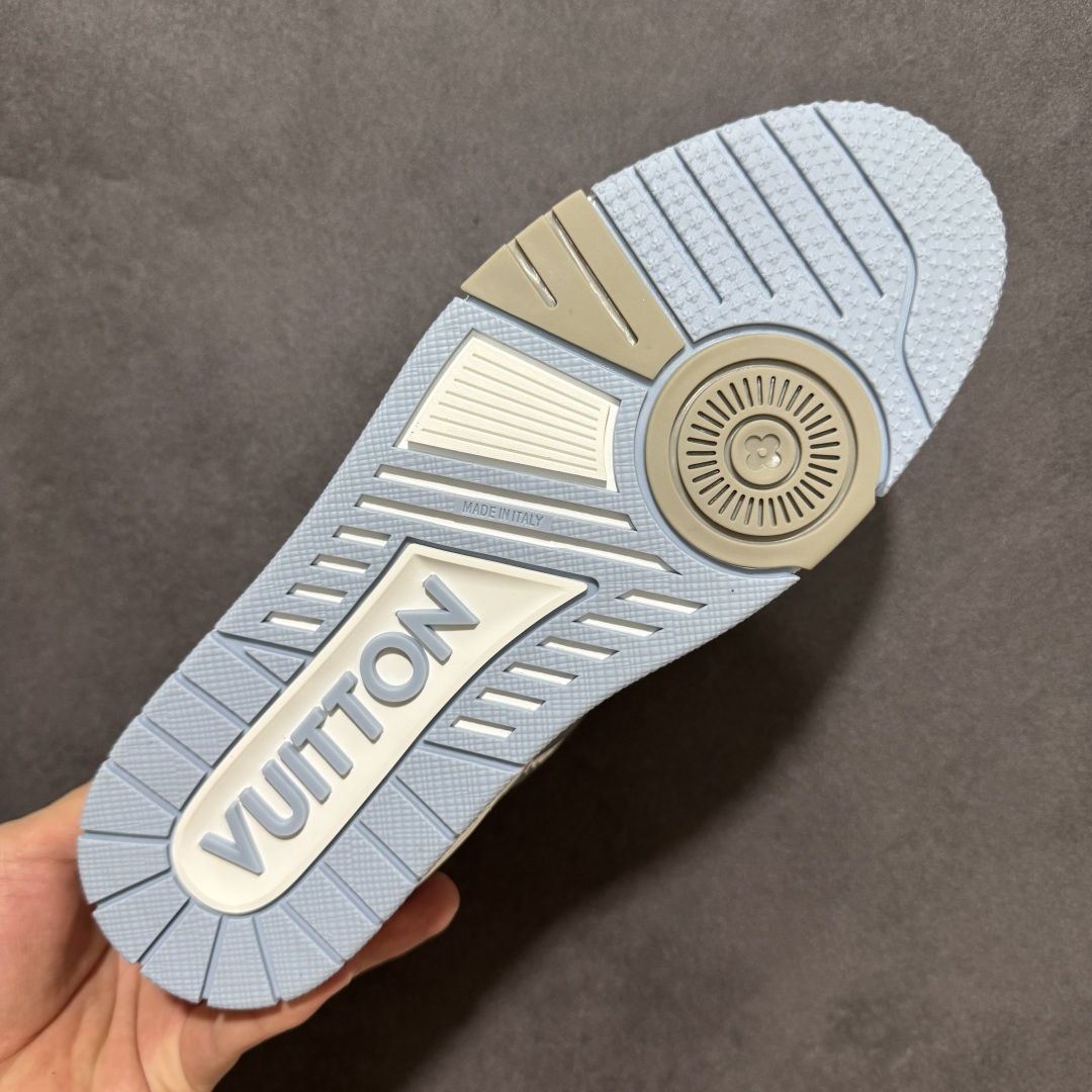 图片[9]-【性价比礼盒版】Louis Vuitton LV Trainer系列高奢运动鞋潮人必备单品 同步ZP官网空胶工艺 挂饰均镶嵌NFC芯片感应装置 正确胶片断点式设计 中底正确还原原版油印字母比例 1：1原楦格板、楦头、刀磨全新升级！ 独家订制顶级压纹麂皮 原版开模TPU大底 质感原版一致 垫脚聚米微料加透气英伦网布 细节完美呈现！ 尺码：35-47-选品中心
