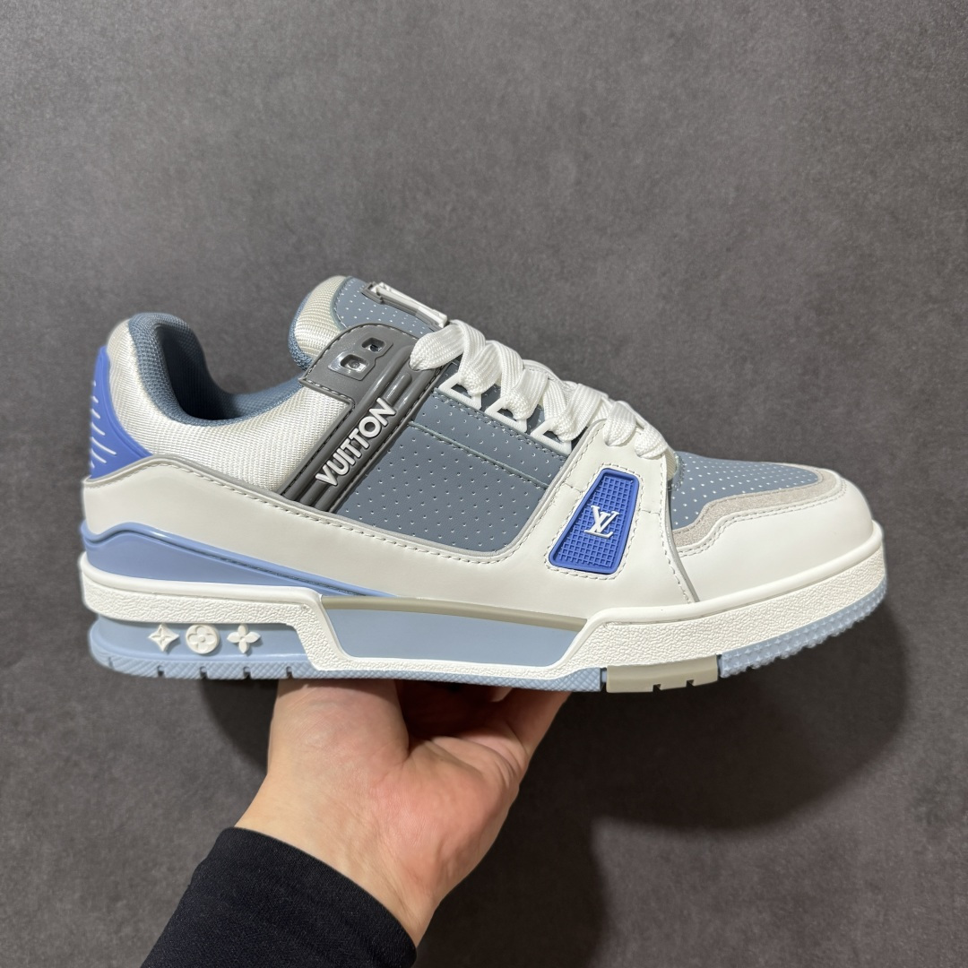 【性价比礼盒版】Louis Vuitton LV Trainer系列高奢运动鞋潮人必备单品 同步ZP官网空胶工艺 挂饰均镶嵌NFC芯片感应装置 正确胶片断点式设计 中底正确还原原版油印字母比例 1：1原楦格板、楦头、刀磨全新升级！ 独家订制顶级压纹麂皮 原版开模TPU大底 质感原版一致 垫脚聚米微料加透气英伦网布 细节完美呈现！ 尺码：35-47-选品中心