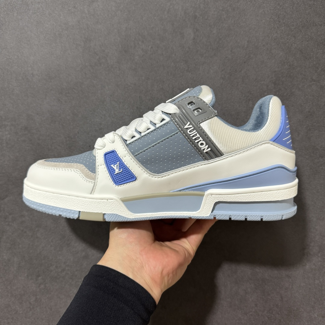 图片[2]-【性价比礼盒版】Louis Vuitton LV Trainer系列高奢运动鞋潮人必备单品 同步ZP官网空胶工艺 挂饰均镶嵌NFC芯片感应装置 正确胶片断点式设计 中底正确还原原版油印字母比例 1：1原楦格板、楦头、刀磨全新升级！ 独家订制顶级压纹麂皮 原版开模TPU大底 质感原版一致 垫脚聚米微料加透气英伦网布 细节完美呈现！ 尺码：35-47-选品中心
