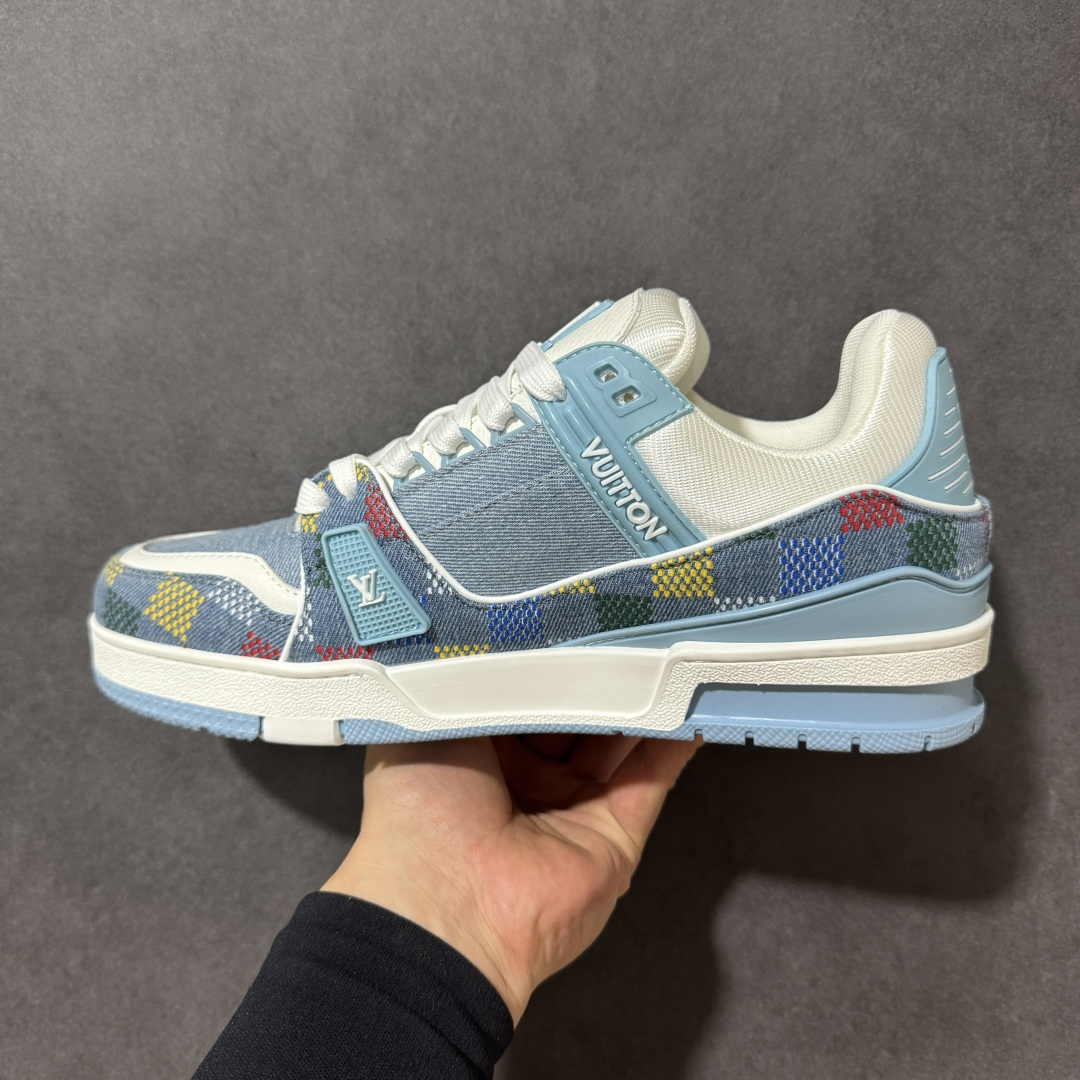 图片[2]-【性价比礼盒版】Louis Vuitton LV Trainer系列高奢运动鞋潮人必备单品 同步ZP官网空胶工艺 挂饰均镶嵌NFC芯片感应装置 正确胶片断点式设计 中底正确还原原版油印字母比例 1：1原楦格板、楦头、刀磨全新升级！ 独家订制顶级压纹麂皮 原版开模TPU大底 质感原版一致 垫脚聚米微料加透气英伦网布 细节完美呈现！ 尺码：35-47-选品中心