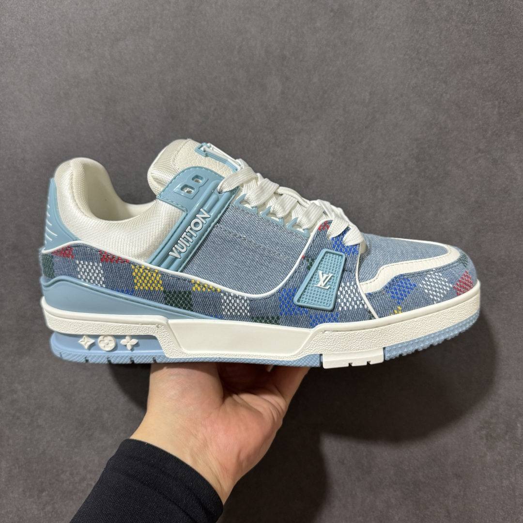 【性价比礼盒版】Louis Vuitton LV Trainer系列高奢运动鞋潮人必备单品 同步ZP官网空胶工艺 挂饰均镶嵌NFC芯片感应装置 正确胶片断点式设计 中底正确还原原版油印字母比例 1：1原楦格板、楦头、刀磨全新升级！ 独家订制顶级压纹麂皮 原版开模TPU大底 质感原版一致 垫脚聚米微料加透气英伦网布 细节完美呈现！ 尺码：35-47-选品中心