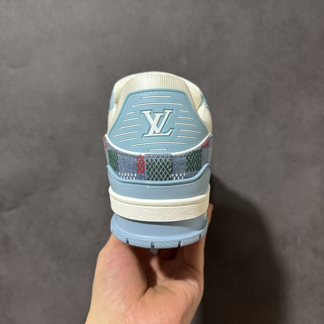 图片[4]-【性价比礼盒版】Louis Vuitton LV Trainer系列高奢运动鞋潮人必备单品 同步ZP官网空胶工艺 挂饰均镶嵌NFC芯片感应装置 正确胶片断点式设计 中底正确还原原版油印字母比例 1：1原楦格板、楦头、刀磨全新升级！ 独家订制顶级压纹麂皮 原版开模TPU大底 质感原版一致 垫脚聚米微料加透气英伦网布 细节完美呈现！ 尺码：35-47-选品中心