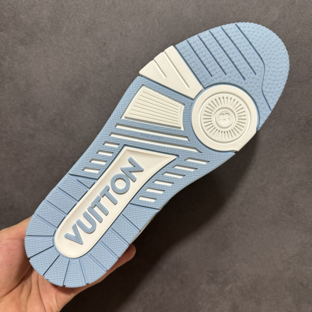 图片[9]-【性价比礼盒版】Louis Vuitton LV Trainer系列高奢运动鞋潮人必备单品 同步ZP官网空胶工艺 挂饰均镶嵌NFC芯片感应装置 正确胶片断点式设计 中底正确还原原版油印字母比例 1：1原楦格板、楦头、刀磨全新升级！ 独家订制顶级压纹麂皮 原版开模TPU大底 质感原版一致 垫脚聚米微料加透气英伦网布 细节完美呈现！ 尺码：35-47-选品中心
